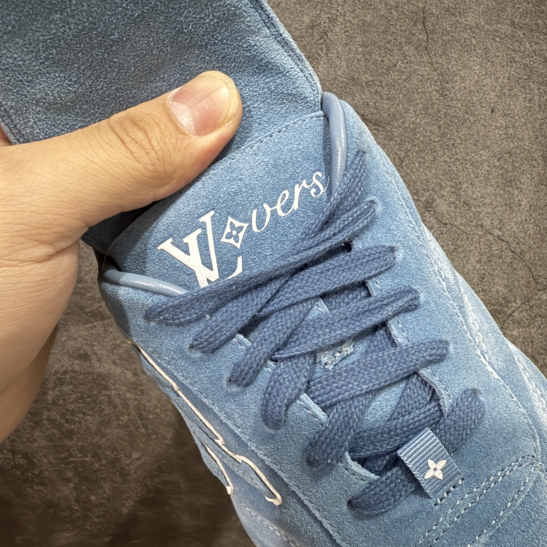 图片[6]-【莞产渠道礼盒版】Louis Vuitton LV Footprint 25ss 新款 情侣同款足球鞋休闲运动鞋 莞顶品质 市面最高版 正确细节 原版1：1对版开发 细节 卡色 材料均与原版一致 高清洁度裁边 头层小牛皮 翻毛系列走线处正确雾面效果 正确字体颜色 正确大底卡色 内里柔软小牛皮 质感满分💯 注意区分市场通货版本💪🏻 这款 Footprint Soccer 运动鞋于2025春夏系列时装展中亮相，是Pharrell Williams 首次以足球鞋为灵感设计的运动鞋。 鞋款的灵感来自跨越世代和文化的足球运动，呼应2025春夏系列 时装展团结一致、全民参与的主题。鞋款以流丽的设计著称，侧面以富动感的IV Initials标志点缀 鞋舌缀有灵感来自足球队伍的Lvers United徽章，而脚掌纹橡胶鞋底饰有多款路易威登标志 时髦休闲穿搭 时尚界的弄潮儿 面料：进口麂皮 内里：羊皮内里 大底：原版开模大底 尺码：35-46(46定做）-选品中心
