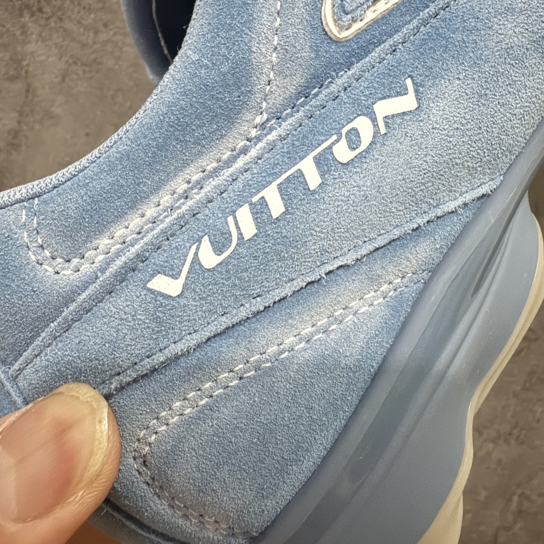 图片[3]-【莞产渠道礼盒版】Louis Vuitton LV Footprint 25ss 新款 情侣同款足球鞋休闲运动鞋 莞顶品质 市面最高版 正确细节 原版1：1对版开发 细节 卡色 材料均与原版一致 高清洁度裁边 头层小牛皮 翻毛系列走线处正确雾面效果 正确字体颜色 正确大底卡色 内里柔软小牛皮 质感满分💯 注意区分市场通货版本💪🏻 这款 Footprint Soccer 运动鞋于2025春夏系列时装展中亮相，是Pharrell Williams 首次以足球鞋为灵感设计的运动鞋。 鞋款的灵感来自跨越世代和文化的足球运动，呼应2025春夏系列 时装展团结一致、全民参与的主题。鞋款以流丽的设计著称，侧面以富动感的IV Initials标志点缀 鞋舌缀有灵感来自足球队伍的Lvers United徽章，而脚掌纹橡胶鞋底饰有多款路易威登标志 时髦休闲穿搭 时尚界的弄潮儿 面料：进口麂皮 内里：羊皮内里 大底：原版开模大底 尺码：35-46(46定做）-选品中心