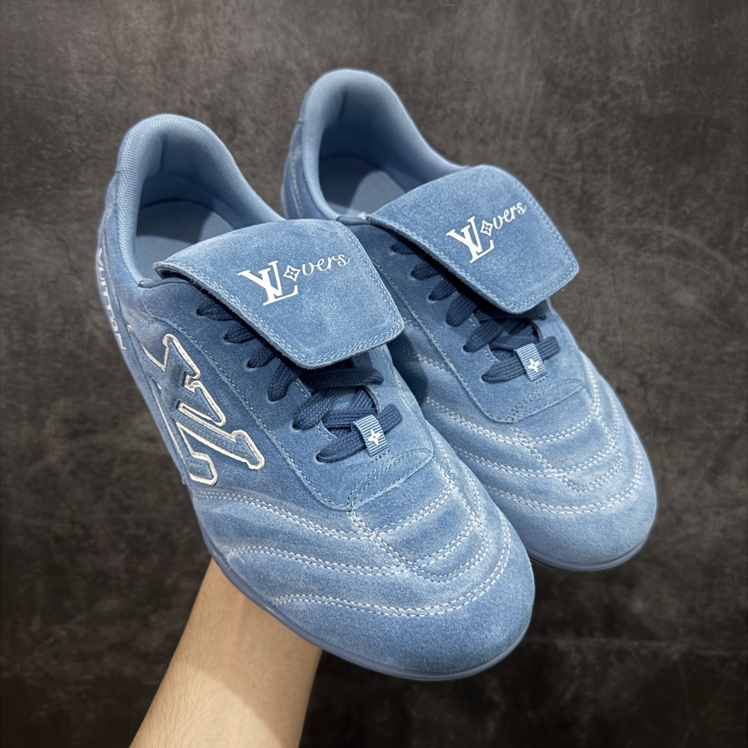 【莞产渠道礼盒版】Louis Vuitton LV Footprint 25ss 新款 情侣同款足球鞋休闲运动鞋 莞顶品质 市面最高版 正确细节 原版1:1对版开发 细节 卡色 材料均与原版一致 高清洁度裁边 头层小牛皮 翻毛系列走线处正确雾面效果 正确字体颜色 正确大底卡色 内里柔软小牛皮 质感满分💯 注意区分市场通货版本💪🏻 这款 Footprint Soccer 运动鞋于2025春夏系列时装展中亮相,是Pharrell Williams 首次以足球鞋为灵感设计的运动鞋。 鞋款的灵感来自跨越世代和文化的足球运动,呼应2025春夏系列 时装展团结一致、全民参与的主题。鞋款以流丽的设计著称,侧面以富动感的IV Initials标志点缀 鞋舌缀有灵感来自足球队伍的Lvers United徽章,而脚掌纹橡胶鞋底饰有多款路易威登标志 时髦休闲穿搭 时尚界的弄潮儿 面料:进口麂皮 内里:羊皮内里 大底:原版开模大底 尺码:35-46(46定做)-选品中心
