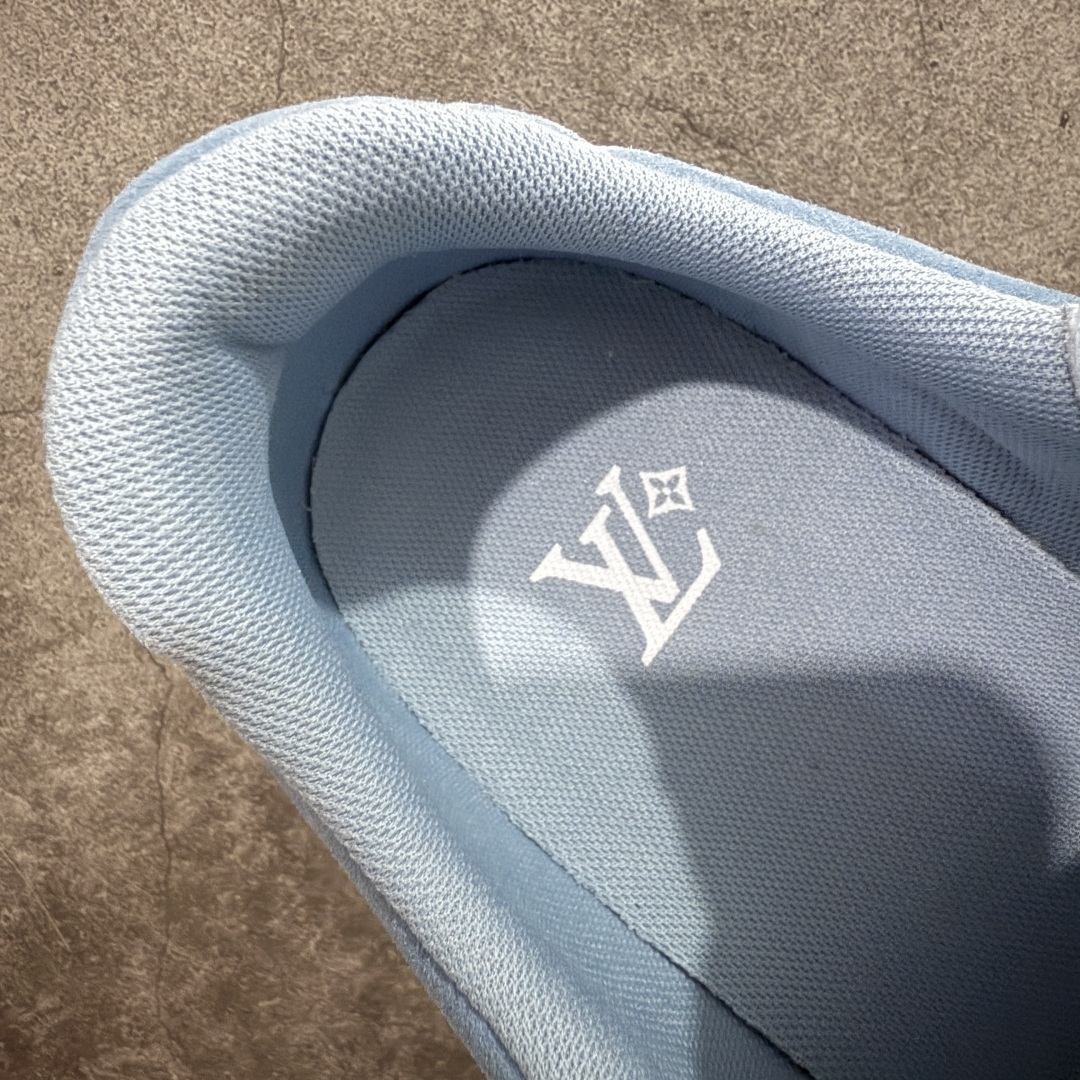 图片[9]-【莞产渠道礼盒版】Louis Vuitton LV Footprint 25ss 新款 情侣同款足球鞋休闲运动鞋 莞顶品质 市面最高版 正确细节 原版1：1对版开发 细节 卡色 材料均与原版一致 高清洁度裁边 头层小牛皮 翻毛系列走线处正确雾面效果 正确字体颜色 正确大底卡色 内里柔软小牛皮 质感满分💯 注意区分市场通货版本💪🏻 这款 Footprint Soccer 运动鞋于2025春夏系列时装展中亮相，是Pharrell Williams 首次以足球鞋为灵感设计的运动鞋。 鞋款的灵感来自跨越世代和文化的足球运动，呼应2025春夏系列 时装展团结一致、全民参与的主题。鞋款以流丽的设计著称，侧面以富动感的IV Initials标志点缀 鞋舌缀有灵感来自足球队伍的Lvers United徽章，而脚掌纹橡胶鞋底饰有多款路易威登标志 时髦休闲穿搭 时尚界的弄潮儿 面料：进口麂皮 内里：羊皮内里 大底：原版开模大底 尺码：35-46(46定做）-选品中心