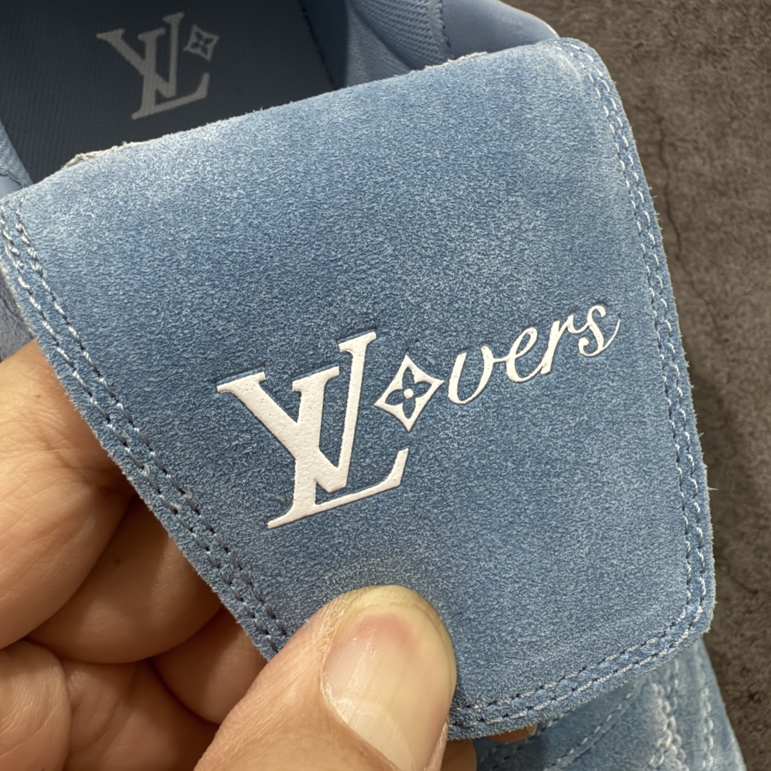 图片[7]-【莞产渠道礼盒版】Louis Vuitton LV Footprint 25ss 新款 情侣同款足球鞋休闲运动鞋 莞顶品质 市面最高版 正确细节 原版1：1对版开发 细节 卡色 材料均与原版一致 高清洁度裁边 头层小牛皮 翻毛系列走线处正确雾面效果 正确字体颜色 正确大底卡色 内里柔软小牛皮 质感满分💯 注意区分市场通货版本💪🏻 这款 Footprint Soccer 运动鞋于2025春夏系列时装展中亮相，是Pharrell Williams 首次以足球鞋为灵感设计的运动鞋。 鞋款的灵感来自跨越世代和文化的足球运动，呼应2025春夏系列 时装展团结一致、全民参与的主题。鞋款以流丽的设计著称，侧面以富动感的IV Initials标志点缀 鞋舌缀有灵感来自足球队伍的Lvers United徽章，而脚掌纹橡胶鞋底饰有多款路易威登标志 时髦休闲穿搭 时尚界的弄潮儿 面料：进口麂皮 内里：羊皮内里 大底：原版开模大底 尺码：35-46(46定做）-选品中心
