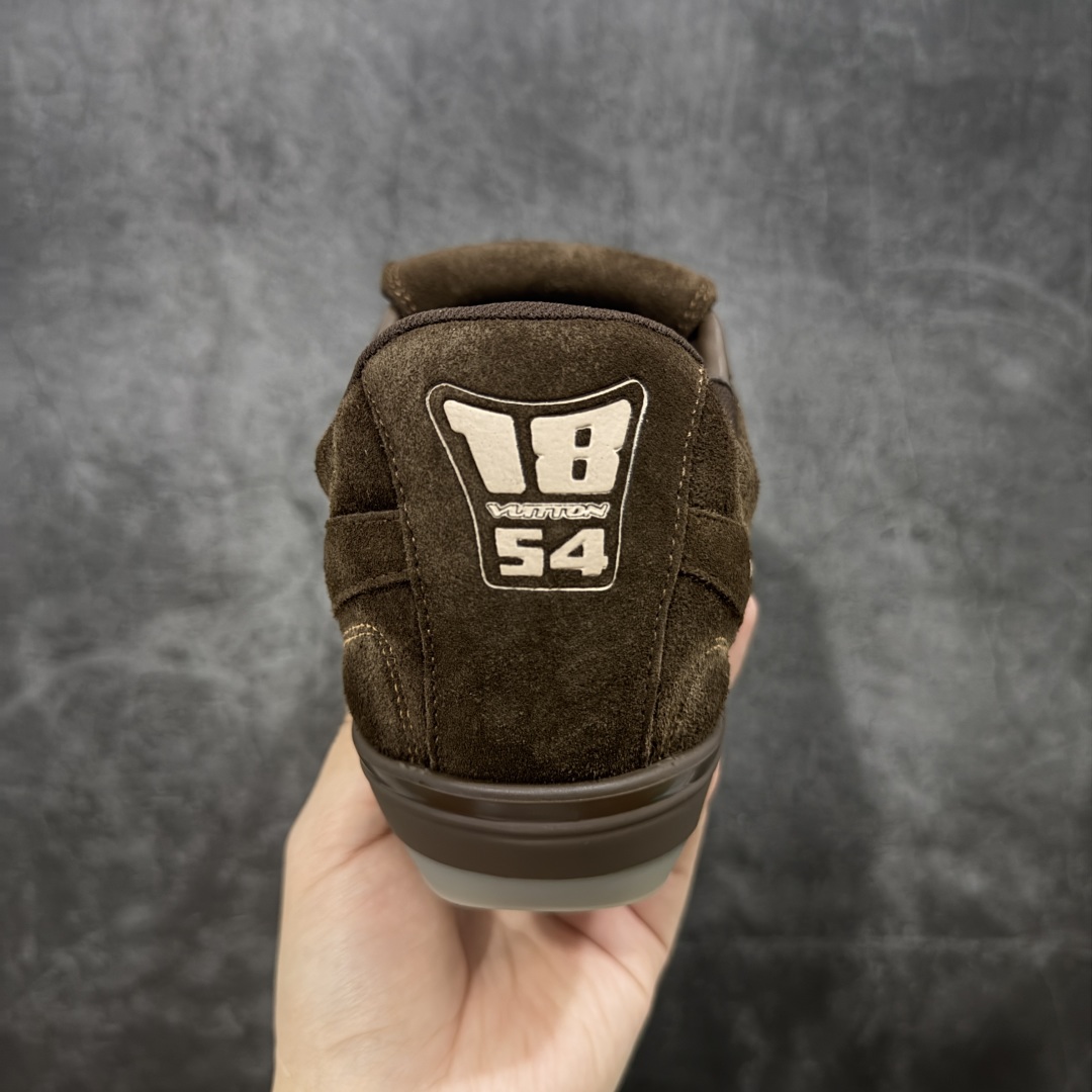 图片[4]-【莞产渠道礼盒版】Louis Vuitton LV Footprint 25ss 新款 情侣同款足球鞋休闲运动鞋 莞顶品质 市面最高版 正确细节 原版1：1对版开发 细节 卡色 材料均与原版一致 高清洁度裁边 头层小牛皮 翻毛系列走线处正确雾面效果 正确字体颜色 正确大底卡色 内里柔软小牛皮 质感满分💯 注意区分市场通货版本💪🏻 这款 Footprint Soccer 运动鞋于2025春夏系列时装展中亮相，是Pharrell Williams 首次以足球鞋为灵感设计的运动鞋。 鞋款的灵感来自跨越世代和文化的足球运动，呼应2025春夏系列 时装展团结一致、全民参与的主题。鞋款以流丽的设计著称，侧面以富动感的IV Initials标志点缀 鞋舌缀有灵感来自足球队伍的Lvers United徽章，而脚掌纹橡胶鞋底饰有多款路易威登标志 时髦休闲穿搭 时尚界的弄潮儿 面料：进口麂皮 内里：羊皮内里 大底：原版开模大底 尺码：35-46(46定做）-选品中心