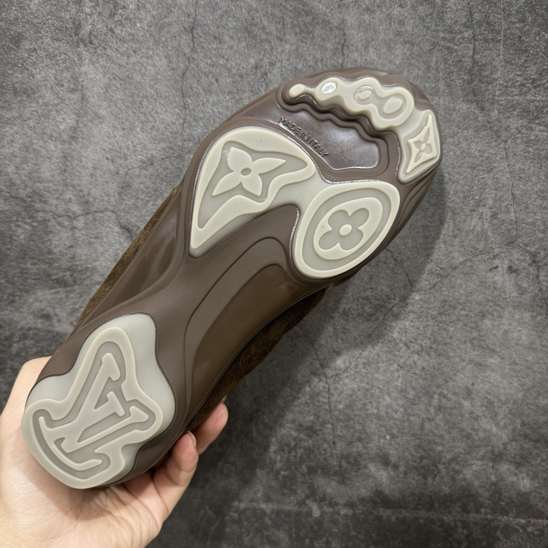 图片[9]-【莞产渠道礼盒版】Louis Vuitton LV Footprint 25ss 新款 情侣同款足球鞋休闲运动鞋 莞顶品质 市面最高版 正确细节 原版1：1对版开发 细节 卡色 材料均与原版一致 高清洁度裁边 头层小牛皮 翻毛系列走线处正确雾面效果 正确字体颜色 正确大底卡色 内里柔软小牛皮 质感满分💯 注意区分市场通货版本💪🏻 这款 Footprint Soccer 运动鞋于2025春夏系列时装展中亮相，是Pharrell Williams 首次以足球鞋为灵感设计的运动鞋。 鞋款的灵感来自跨越世代和文化的足球运动，呼应2025春夏系列 时装展团结一致、全民参与的主题。鞋款以流丽的设计著称，侧面以富动感的IV Initials标志点缀 鞋舌缀有灵感来自足球队伍的Lvers United徽章，而脚掌纹橡胶鞋底饰有多款路易威登标志 时髦休闲穿搭 时尚界的弄潮儿 面料：进口麂皮 内里：羊皮内里 大底：原版开模大底 尺码：35-46(46定做）-选品中心