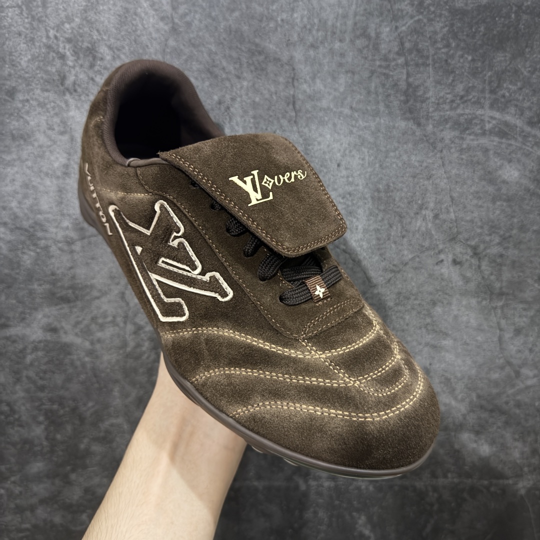 图片[3]-【莞产渠道礼盒版】Louis Vuitton LV Footprint 25ss 新款 情侣同款足球鞋休闲运动鞋 莞顶品质 市面最高版 正确细节 原版1：1对版开发 细节 卡色 材料均与原版一致 高清洁度裁边 头层小牛皮 翻毛系列走线处正确雾面效果 正确字体颜色 正确大底卡色 内里柔软小牛皮 质感满分💯 注意区分市场通货版本💪🏻 这款 Footprint Soccer 运动鞋于2025春夏系列时装展中亮相，是Pharrell Williams 首次以足球鞋为灵感设计的运动鞋。 鞋款的灵感来自跨越世代和文化的足球运动，呼应2025春夏系列 时装展团结一致、全民参与的主题。鞋款以流丽的设计著称，侧面以富动感的IV Initials标志点缀 鞋舌缀有灵感来自足球队伍的Lvers United徽章，而脚掌纹橡胶鞋底饰有多款路易威登标志 时髦休闲穿搭 时尚界的弄潮儿 面料：进口麂皮 内里：羊皮内里 大底：原版开模大底 尺码：35-46(46定做）-选品中心