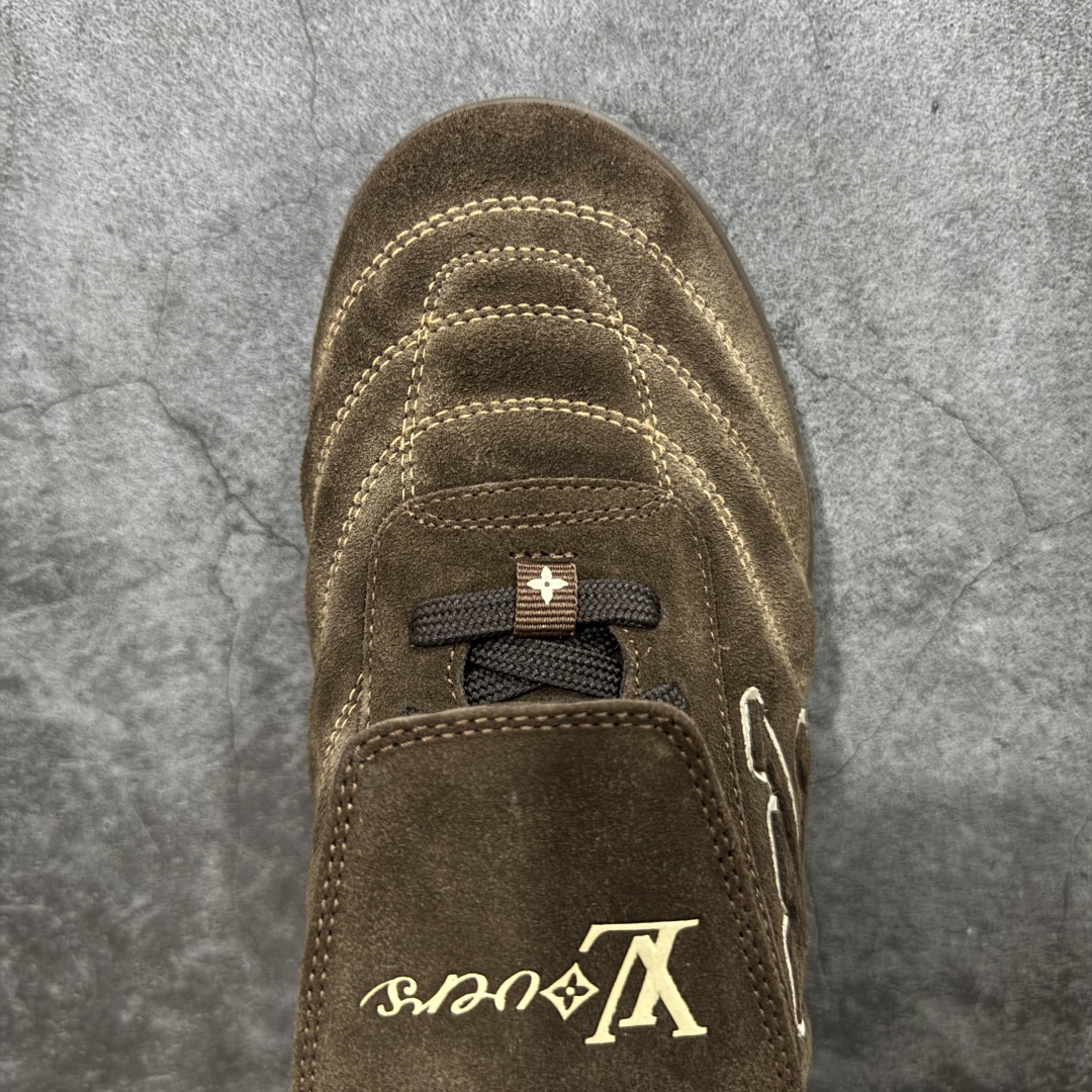 图片[5]-【莞产渠道礼盒版】Louis Vuitton LV Footprint 25ss 新款 情侣同款足球鞋休闲运动鞋 莞顶品质 市面最高版 正确细节 原版1：1对版开发 细节 卡色 材料均与原版一致 高清洁度裁边 头层小牛皮 翻毛系列走线处正确雾面效果 正确字体颜色 正确大底卡色 内里柔软小牛皮 质感满分💯 注意区分市场通货版本💪🏻 这款 Footprint Soccer 运动鞋于2025春夏系列时装展中亮相，是Pharrell Williams 首次以足球鞋为灵感设计的运动鞋。 鞋款的灵感来自跨越世代和文化的足球运动，呼应2025春夏系列 时装展团结一致、全民参与的主题。鞋款以流丽的设计著称，侧面以富动感的IV Initials标志点缀 鞋舌缀有灵感来自足球队伍的Lvers United徽章，而脚掌纹橡胶鞋底饰有多款路易威登标志 时髦休闲穿搭 时尚界的弄潮儿 面料：进口麂皮 内里：羊皮内里 大底：原版开模大底 尺码：35-46(46定做）-选品中心