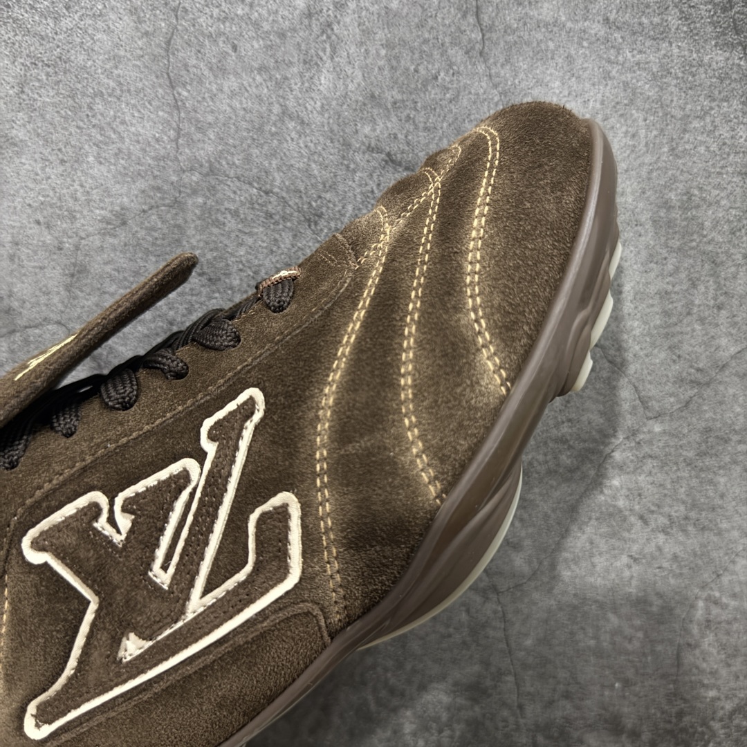 图片[6]-【莞产渠道礼盒版】Louis Vuitton LV Footprint 25ss 新款 情侣同款足球鞋休闲运动鞋 莞顶品质 市面最高版 正确细节 原版1：1对版开发 细节 卡色 材料均与原版一致 高清洁度裁边 头层小牛皮 翻毛系列走线处正确雾面效果 正确字体颜色 正确大底卡色 内里柔软小牛皮 质感满分💯 注意区分市场通货版本💪🏻 这款 Footprint Soccer 运动鞋于2025春夏系列时装展中亮相，是Pharrell Williams 首次以足球鞋为灵感设计的运动鞋。 鞋款的灵感来自跨越世代和文化的足球运动，呼应2025春夏系列 时装展团结一致、全民参与的主题。鞋款以流丽的设计著称，侧面以富动感的IV Initials标志点缀 鞋舌缀有灵感来自足球队伍的Lvers United徽章，而脚掌纹橡胶鞋底饰有多款路易威登标志 时髦休闲穿搭 时尚界的弄潮儿 面料：进口麂皮 内里：羊皮内里 大底：原版开模大底 尺码：35-46(46定做）-选品中心