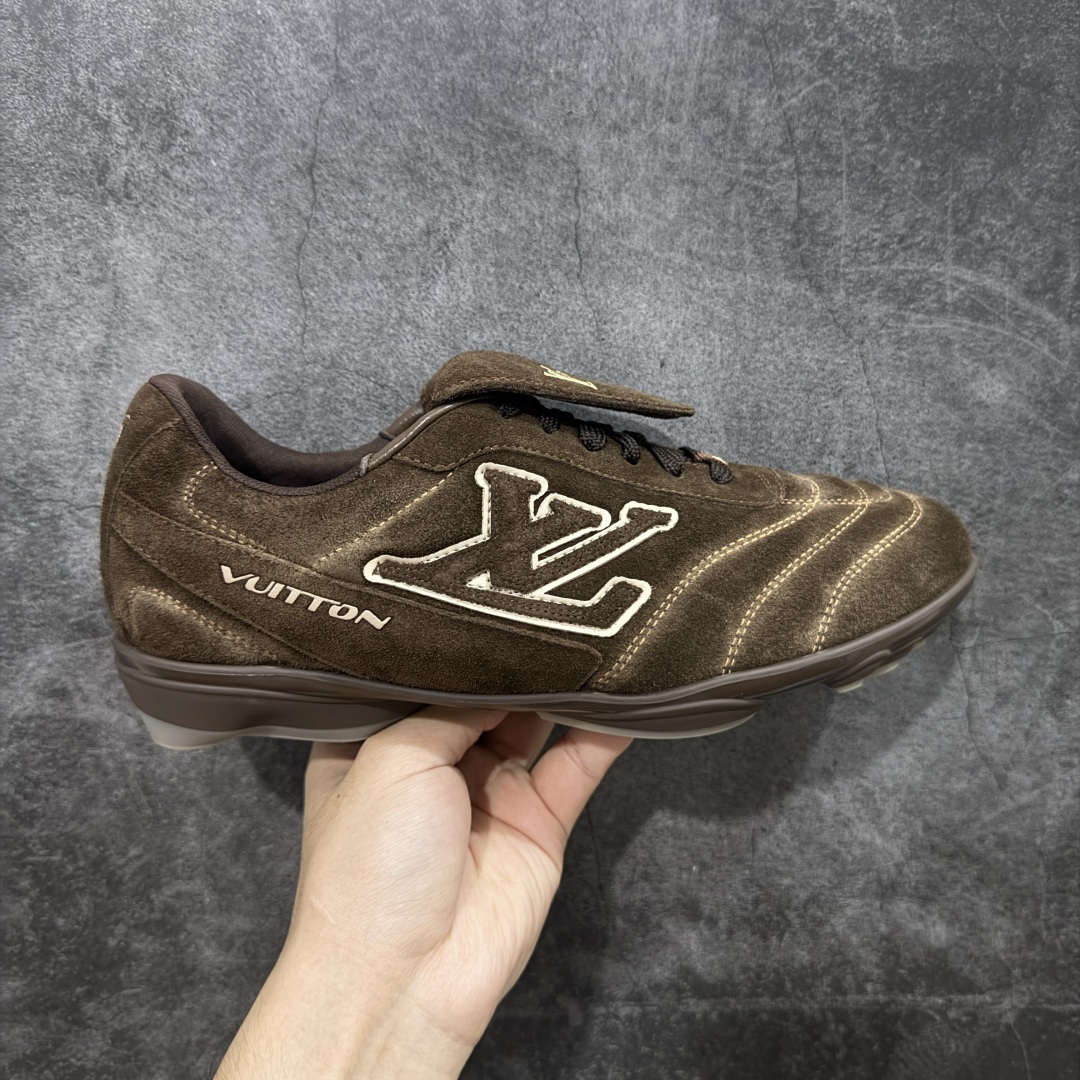 【莞产渠道礼盒版】Louis Vuitton LV Footprint 25ss 新款 情侣同款足球鞋休闲运动鞋 莞顶品质 市面最高版 正确细节 原版1:1对版开发 细节 卡色 材料均与原版一致 高清洁度裁边 头层小牛皮 翻毛系列走线处正确雾面效果 正确字体颜色 正确大底卡色 内里柔软小牛皮 质感满分💯 注意区分市场通货版本💪🏻 这款 Footprint Soccer 运动鞋于2025春夏系列时装展中亮相,是Pharrell Williams 首次以足球鞋为灵感设计的运动鞋。 鞋款的灵感来自跨越世代和文化的足球运动,呼应2025春夏系列 时装展团结一致、全民参与的主题。鞋款以流丽的设计著称,侧面以富动感的IV Initials标志点缀 鞋舌缀有灵感来自足球队伍的Lvers United徽章,而脚掌纹橡胶鞋底饰有多款路易威登标志 时髦休闲穿搭 时尚界的弄潮儿 面料:进口麂皮 内里:羊皮内里 大底:原版开模大底 尺码:35-46(46定做)-选品中心