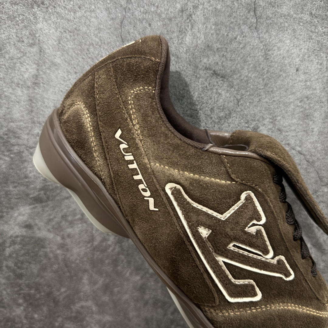 图片[7]-【莞产渠道礼盒版】Louis Vuitton LV Footprint 25ss 新款 情侣同款足球鞋休闲运动鞋 莞顶品质 市面最高版 正确细节 原版1：1对版开发 细节 卡色 材料均与原版一致 高清洁度裁边 头层小牛皮 翻毛系列走线处正确雾面效果 正确字体颜色 正确大底卡色 内里柔软小牛皮 质感满分💯 注意区分市场通货版本💪🏻 这款 Footprint Soccer 运动鞋于2025春夏系列时装展中亮相，是Pharrell Williams 首次以足球鞋为灵感设计的运动鞋。 鞋款的灵感来自跨越世代和文化的足球运动，呼应2025春夏系列 时装展团结一致、全民参与的主题。鞋款以流丽的设计著称，侧面以富动感的IV Initials标志点缀 鞋舌缀有灵感来自足球队伍的Lvers United徽章，而脚掌纹橡胶鞋底饰有多款路易威登标志 时髦休闲穿搭 时尚界的弄潮儿 面料：进口麂皮 内里：羊皮内里 大底：原版开模大底 尺码：35-46(46定做）-选品中心