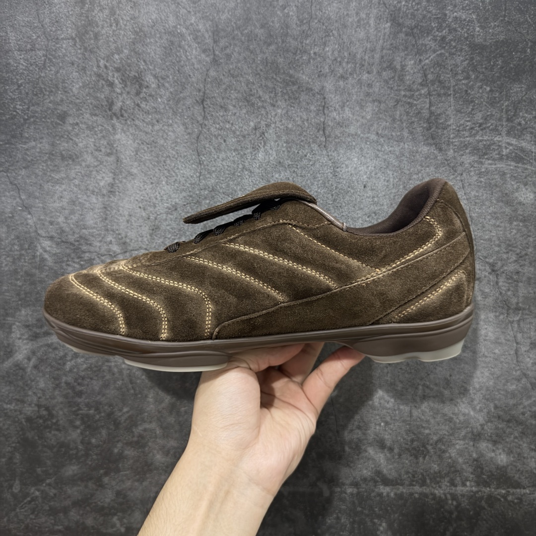 图片[2]-【莞产渠道礼盒版】Louis Vuitton LV Footprint 25ss 新款 情侣同款足球鞋休闲运动鞋 莞顶品质 市面最高版 正确细节 原版1：1对版开发 细节 卡色 材料均与原版一致 高清洁度裁边 头层小牛皮 翻毛系列走线处正确雾面效果 正确字体颜色 正确大底卡色 内里柔软小牛皮 质感满分💯 注意区分市场通货版本💪🏻 这款 Footprint Soccer 运动鞋于2025春夏系列时装展中亮相，是Pharrell Williams 首次以足球鞋为灵感设计的运动鞋。 鞋款的灵感来自跨越世代和文化的足球运动，呼应2025春夏系列 时装展团结一致、全民参与的主题。鞋款以流丽的设计著称，侧面以富动感的IV Initials标志点缀 鞋舌缀有灵感来自足球队伍的Lvers United徽章，而脚掌纹橡胶鞋底饰有多款路易威登标志 时髦休闲穿搭 时尚界的弄潮儿 面料：进口麂皮 内里：羊皮内里 大底：原版开模大底 尺码：35-46(46定做）-选品中心