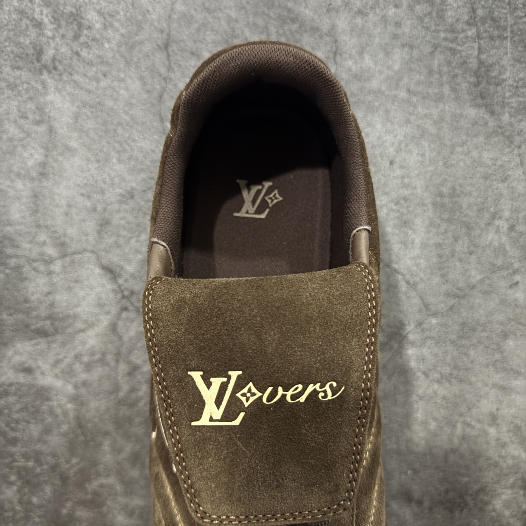 图片[8]-【莞产渠道礼盒版】Louis Vuitton LV Footprint 25ss 新款 情侣同款足球鞋休闲运动鞋 莞顶品质 市面最高版 正确细节 原版1：1对版开发 细节 卡色 材料均与原版一致 高清洁度裁边 头层小牛皮 翻毛系列走线处正确雾面效果 正确字体颜色 正确大底卡色 内里柔软小牛皮 质感满分💯 注意区分市场通货版本💪🏻 这款 Footprint Soccer 运动鞋于2025春夏系列时装展中亮相，是Pharrell Williams 首次以足球鞋为灵感设计的运动鞋。 鞋款的灵感来自跨越世代和文化的足球运动，呼应2025春夏系列 时装展团结一致、全民参与的主题。鞋款以流丽的设计著称，侧面以富动感的IV Initials标志点缀 鞋舌缀有灵感来自足球队伍的Lvers United徽章，而脚掌纹橡胶鞋底饰有多款路易威登标志 时髦休闲穿搭 时尚界的弄潮儿 面料：进口麂皮 内里：羊皮内里 大底：原版开模大底 尺码：35-46(46定做）-选品中心