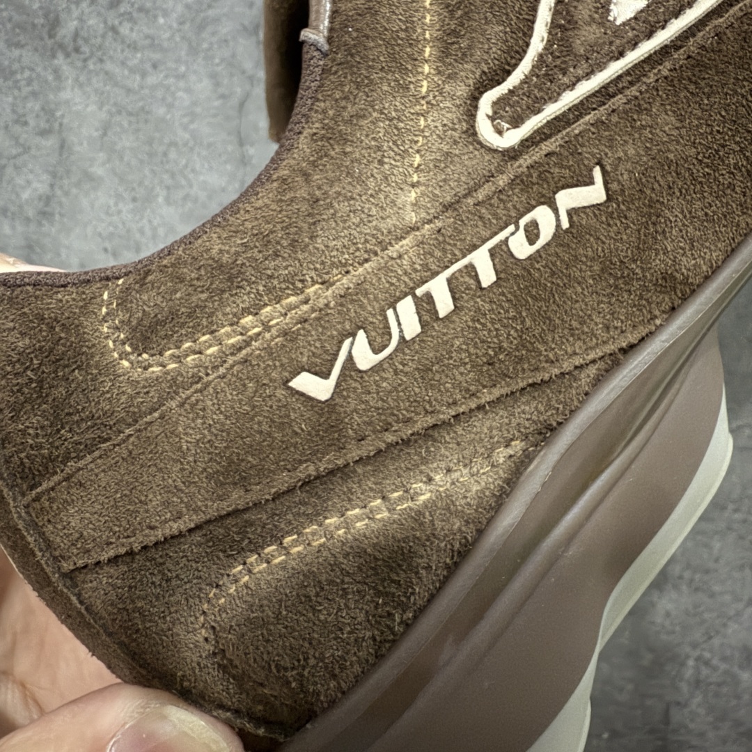 图片[3]-【莞产渠道礼盒版】Louis Vuitton LV Footprint 25ss 新款 情侣同款足球鞋休闲运动鞋 莞顶品质 市面最高版 正确细节 原版1：1对版开发 细节 卡色 材料均与原版一致 高清洁度裁边 头层小牛皮 翻毛系列走线处正确雾面效果 正确字体颜色 正确大底卡色 内里柔软小牛皮 质感满分💯 注意区分市场通货版本💪🏻 这款 Footprint Soccer 运动鞋于2025春夏系列时装展中亮相，是Pharrell Williams 首次以足球鞋为灵感设计的运动鞋。 鞋款的灵感来自跨越世代和文化的足球运动，呼应2025春夏系列 时装展团结一致、全民参与的主题。鞋款以流丽的设计著称，侧面以富动感的IV Initials标志点缀 鞋舌缀有灵感来自足球队伍的Lvers United徽章，而脚掌纹橡胶鞋底饰有多款路易威登标志 时髦休闲穿搭 时尚界的弄潮儿 面料：进口麂皮 内里：羊皮内里 大底：原版开模大底 尺码：35-46(46定做）-选品中心