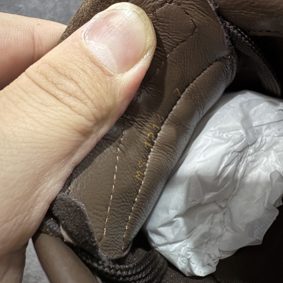 图片[8]-【莞产渠道礼盒版】Louis Vuitton LV Footprint 25ss 新款 情侣同款足球鞋休闲运动鞋 莞顶品质 市面最高版 正确细节 原版1：1对版开发 细节 卡色 材料均与原版一致 高清洁度裁边 头层小牛皮 翻毛系列走线处正确雾面效果 正确字体颜色 正确大底卡色 内里柔软小牛皮 质感满分💯 注意区分市场通货版本💪🏻 这款 Footprint Soccer 运动鞋于2025春夏系列时装展中亮相，是Pharrell Williams 首次以足球鞋为灵感设计的运动鞋。 鞋款的灵感来自跨越世代和文化的足球运动，呼应2025春夏系列 时装展团结一致、全民参与的主题。鞋款以流丽的设计著称，侧面以富动感的IV Initials标志点缀 鞋舌缀有灵感来自足球队伍的Lvers United徽章，而脚掌纹橡胶鞋底饰有多款路易威登标志 时髦休闲穿搭 时尚界的弄潮儿 面料：进口麂皮 内里：羊皮内里 大底：原版开模大底 尺码：35-46(46定做）-选品中心