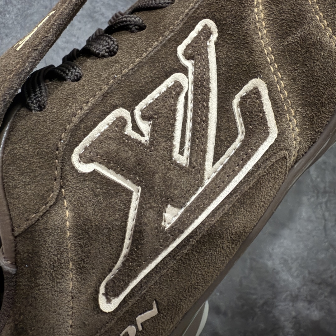 图片[4]-【莞产渠道礼盒版】Louis Vuitton LV Footprint 25ss 新款 情侣同款足球鞋休闲运动鞋 莞顶品质 市面最高版 正确细节 原版1：1对版开发 细节 卡色 材料均与原版一致 高清洁度裁边 头层小牛皮 翻毛系列走线处正确雾面效果 正确字体颜色 正确大底卡色 内里柔软小牛皮 质感满分💯 注意区分市场通货版本💪🏻 这款 Footprint Soccer 运动鞋于2025春夏系列时装展中亮相，是Pharrell Williams 首次以足球鞋为灵感设计的运动鞋。 鞋款的灵感来自跨越世代和文化的足球运动，呼应2025春夏系列 时装展团结一致、全民参与的主题。鞋款以流丽的设计著称，侧面以富动感的IV Initials标志点缀 鞋舌缀有灵感来自足球队伍的Lvers United徽章，而脚掌纹橡胶鞋底饰有多款路易威登标志 时髦休闲穿搭 时尚界的弄潮儿 面料：进口麂皮 内里：羊皮内里 大底：原版开模大底 尺码：35-46(46定做）-选品中心