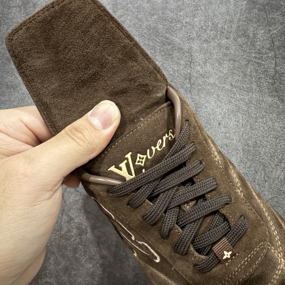 图片[6]-【莞产渠道礼盒版】Louis Vuitton LV Footprint 25ss 新款 情侣同款足球鞋休闲运动鞋 莞顶品质 市面最高版 正确细节 原版1：1对版开发 细节 卡色 材料均与原版一致 高清洁度裁边 头层小牛皮 翻毛系列走线处正确雾面效果 正确字体颜色 正确大底卡色 内里柔软小牛皮 质感满分💯 注意区分市场通货版本💪🏻 这款 Footprint Soccer 运动鞋于2025春夏系列时装展中亮相，是Pharrell Williams 首次以足球鞋为灵感设计的运动鞋。 鞋款的灵感来自跨越世代和文化的足球运动，呼应2025春夏系列 时装展团结一致、全民参与的主题。鞋款以流丽的设计著称，侧面以富动感的IV Initials标志点缀 鞋舌缀有灵感来自足球队伍的Lvers United徽章，而脚掌纹橡胶鞋底饰有多款路易威登标志 时髦休闲穿搭 时尚界的弄潮儿 面料：进口麂皮 内里：羊皮内里 大底：原版开模大底 尺码：35-46(46定做）-选品中心