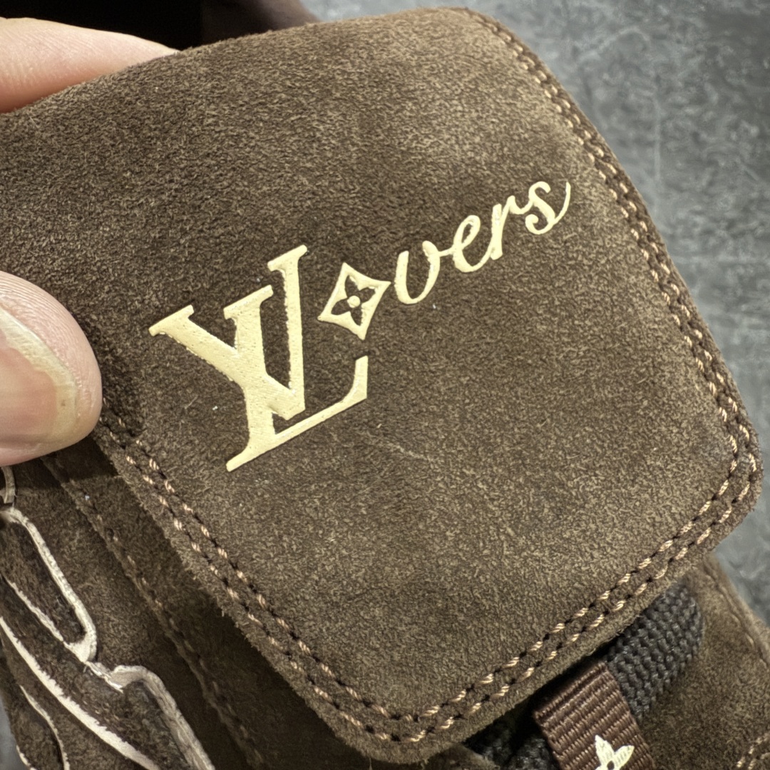 图片[7]-【莞产渠道礼盒版】Louis Vuitton LV Footprint 25ss 新款 情侣同款足球鞋休闲运动鞋 莞顶品质 市面最高版 正确细节 原版1：1对版开发 细节 卡色 材料均与原版一致 高清洁度裁边 头层小牛皮 翻毛系列走线处正确雾面效果 正确字体颜色 正确大底卡色 内里柔软小牛皮 质感满分💯 注意区分市场通货版本💪🏻 这款 Footprint Soccer 运动鞋于2025春夏系列时装展中亮相，是Pharrell Williams 首次以足球鞋为灵感设计的运动鞋。 鞋款的灵感来自跨越世代和文化的足球运动，呼应2025春夏系列 时装展团结一致、全民参与的主题。鞋款以流丽的设计著称，侧面以富动感的IV Initials标志点缀 鞋舌缀有灵感来自足球队伍的Lvers United徽章，而脚掌纹橡胶鞋底饰有多款路易威登标志 时髦休闲穿搭 时尚界的弄潮儿 面料：进口麂皮 内里：羊皮内里 大底：原版开模大底 尺码：35-46(46定做）-选品中心