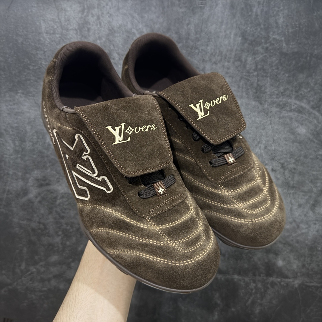 【莞产渠道礼盒版】Louis Vuitton LV Footprint 25ss 新款 情侣同款足球鞋休闲运动鞋 莞顶品质 市面最高版 正确细节 原版1:1对版开发 细节 卡色 材料均与原版一致 高清洁度裁边 头层小牛皮 翻毛系列走线处正确雾面效果 正确字体颜色 正确大底卡色 内里柔软小牛皮 质感满分💯 注意区分市场通货版本💪🏻 这款 Footprint Soccer 运动鞋于2025春夏系列时装展中亮相,是Pharrell Williams 首次以足球鞋为灵感设计的运动鞋。 鞋款的灵感来自跨越世代和文化的足球运动,呼应2025春夏系列 时装展团结一致、全民参与的主题。鞋款以流丽的设计著称,侧面以富动感的IV Initials标志点缀 鞋舌缀有灵感来自足球队伍的Lvers United徽章,而脚掌纹橡胶鞋底饰有多款路易威登标志 时髦休闲穿搭 时尚界的弄潮儿 面料:进口麂皮 内里:羊皮内里 大底:原版开模大底 尺码:35-46(46定做)-选品中心