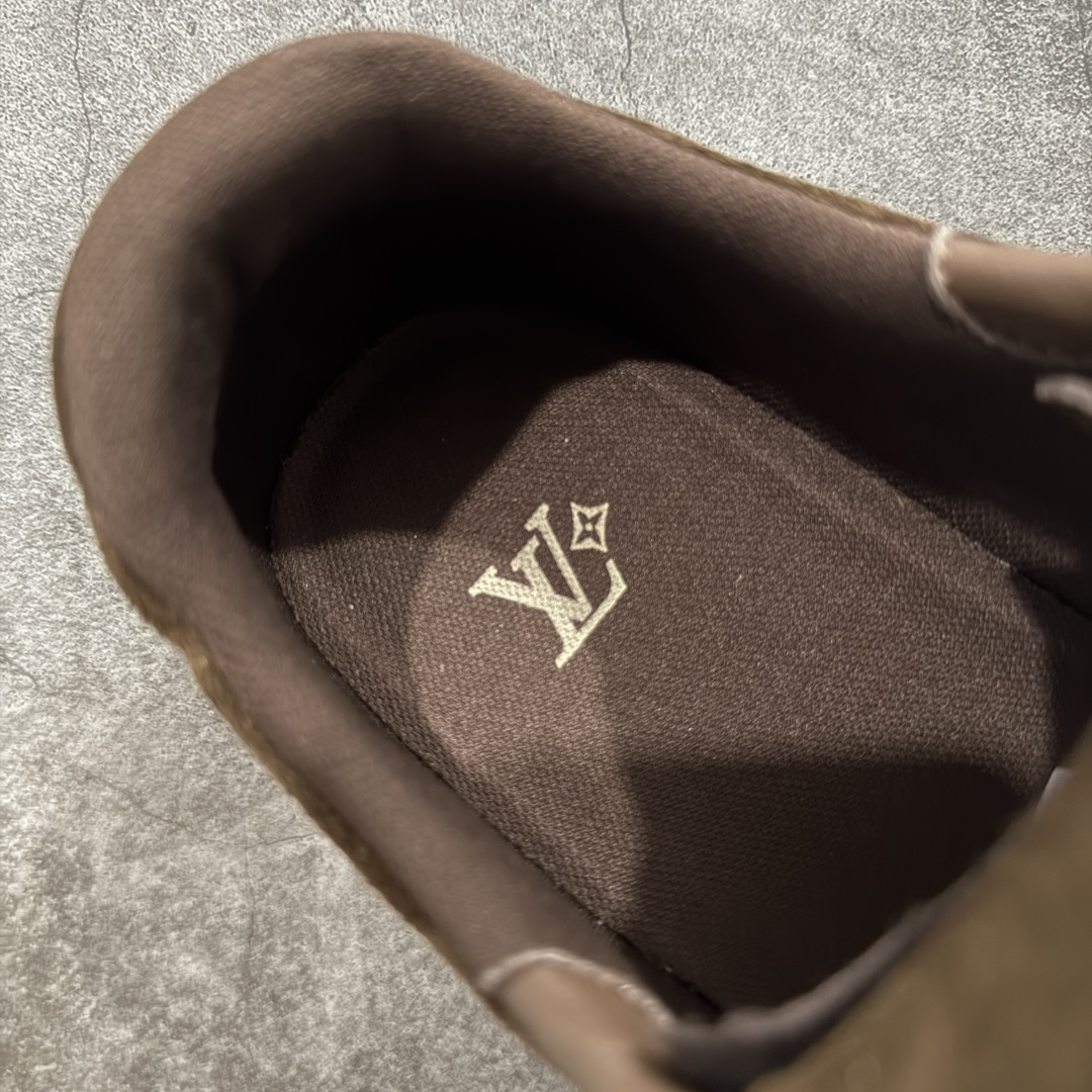 图片[9]-【莞产渠道礼盒版】Louis Vuitton LV Footprint 25ss 新款 情侣同款足球鞋休闲运动鞋 莞顶品质 市面最高版 正确细节 原版1：1对版开发 细节 卡色 材料均与原版一致 高清洁度裁边 头层小牛皮 翻毛系列走线处正确雾面效果 正确字体颜色 正确大底卡色 内里柔软小牛皮 质感满分💯 注意区分市场通货版本💪🏻 这款 Footprint Soccer 运动鞋于2025春夏系列时装展中亮相，是Pharrell Williams 首次以足球鞋为灵感设计的运动鞋。 鞋款的灵感来自跨越世代和文化的足球运动，呼应2025春夏系列 时装展团结一致、全民参与的主题。鞋款以流丽的设计著称，侧面以富动感的IV Initials标志点缀 鞋舌缀有灵感来自足球队伍的Lvers United徽章，而脚掌纹橡胶鞋底饰有多款路易威登标志 时髦休闲穿搭 时尚界的弄潮儿 面料：进口麂皮 内里：羊皮内里 大底：原版开模大底 尺码：35-46(46定做）-选品中心
