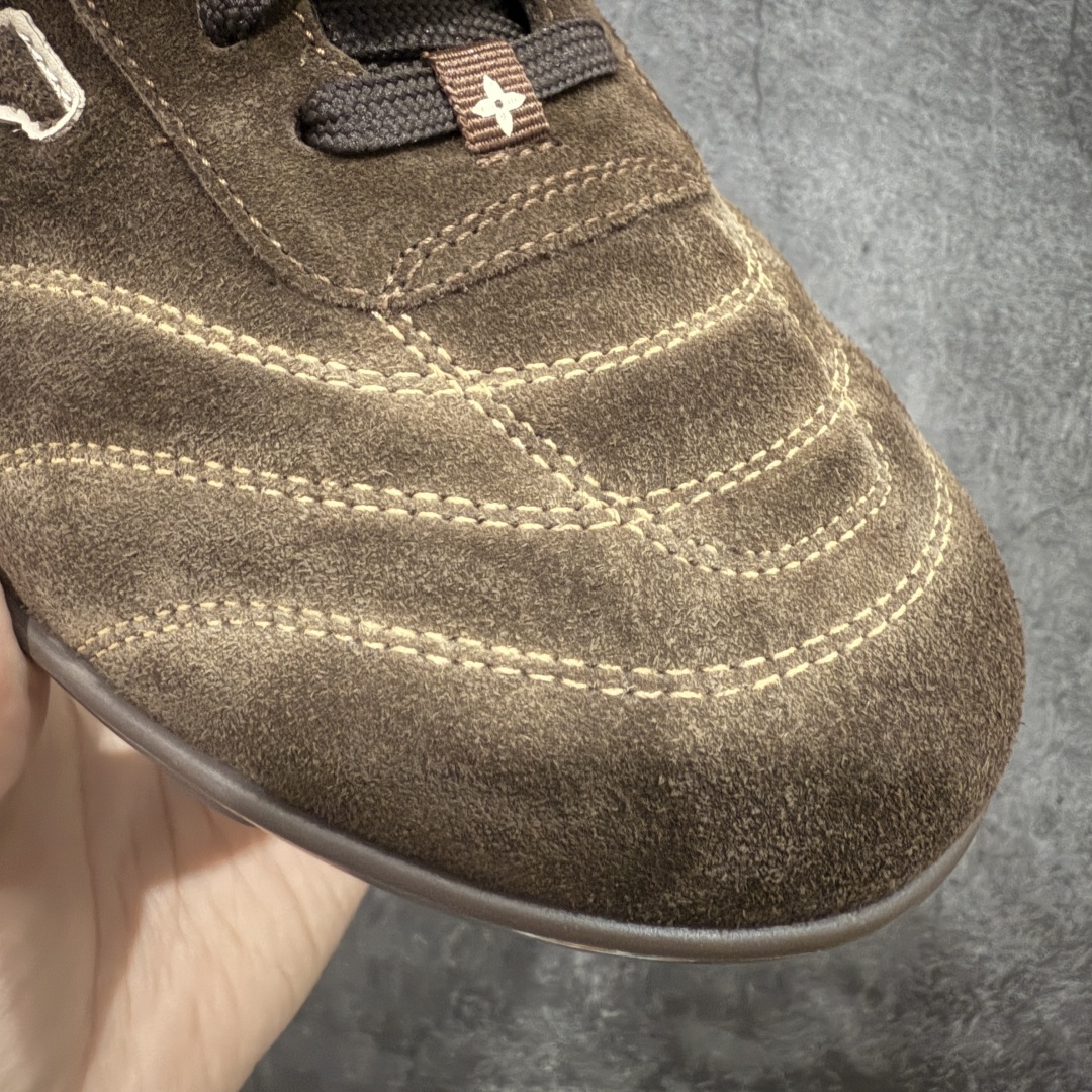 图片[5]-【莞产渠道礼盒版】Louis Vuitton LV Footprint 25ss 新款 情侣同款足球鞋休闲运动鞋 莞顶品质 市面最高版 正确细节 原版1：1对版开发 细节 卡色 材料均与原版一致 高清洁度裁边 头层小牛皮 翻毛系列走线处正确雾面效果 正确字体颜色 正确大底卡色 内里柔软小牛皮 质感满分💯 注意区分市场通货版本💪🏻 这款 Footprint Soccer 运动鞋于2025春夏系列时装展中亮相，是Pharrell Williams 首次以足球鞋为灵感设计的运动鞋。 鞋款的灵感来自跨越世代和文化的足球运动，呼应2025春夏系列 时装展团结一致、全民参与的主题。鞋款以流丽的设计著称，侧面以富动感的IV Initials标志点缀 鞋舌缀有灵感来自足球队伍的Lvers United徽章，而脚掌纹橡胶鞋底饰有多款路易威登标志 时髦休闲穿搭 时尚界的弄潮儿 面料：进口麂皮 内里：羊皮内里 大底：原版开模大底 尺码：35-46(46定做）-选品中心