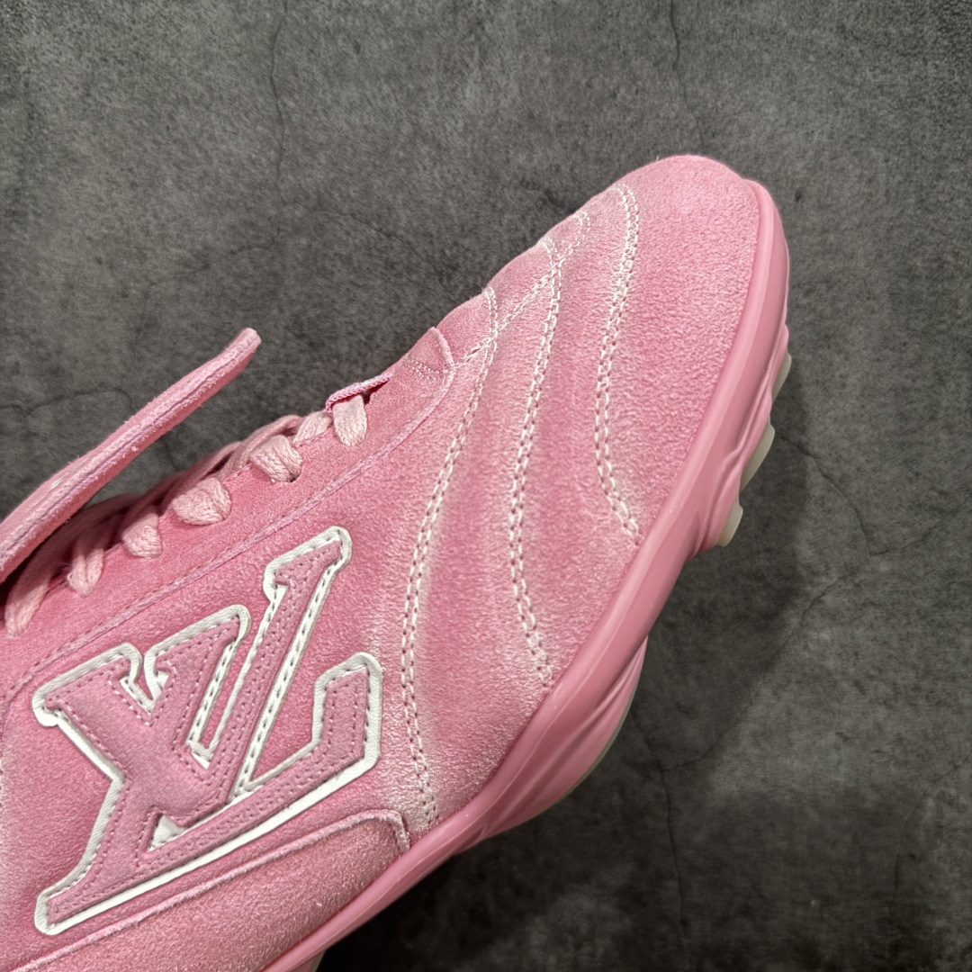 图片[6]-【莞产渠道礼盒版】Louis Vuitton LV Footprint 25ss 新款 情侣同款足球鞋休闲运动鞋 莞顶品质 市面最高版 正确细节 原版1：1对版开发 细节 卡色 材料均与原版一致 高清洁度裁边 头层小牛皮 翻毛系列走线处正确雾面效果 正确字体颜色 正确大底卡色 内里柔软小牛皮 质感满分💯 注意区分市场通货版本💪🏻 这款 Footprint Soccer 运动鞋于2025春夏系列时装展中亮相，是Pharrell Williams 首次以足球鞋为灵感设计的运动鞋。 鞋款的灵感来自跨越世代和文化的足球运动，呼应2025春夏系列 时装展团结一致、全民参与的主题。鞋款以流丽的设计著称，侧面以富动感的IV Initials标志点缀 鞋舌缀有灵感来自足球队伍的Lvers United徽章，而脚掌纹橡胶鞋底饰有多款路易威登标志 时髦休闲穿搭 时尚界的弄潮儿 面料：进口麂皮 内里：羊皮内里 大底：原版开模大底 尺码：35-46(46定做）-选品中心