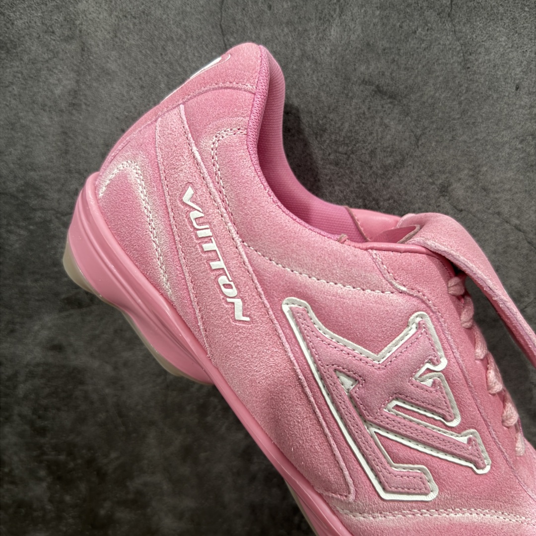 图片[7]-【莞产渠道礼盒版】Louis Vuitton LV Footprint 25ss 新款 情侣同款足球鞋休闲运动鞋 莞顶品质 市面最高版 正确细节 原版1：1对版开发 细节 卡色 材料均与原版一致 高清洁度裁边 头层小牛皮 翻毛系列走线处正确雾面效果 正确字体颜色 正确大底卡色 内里柔软小牛皮 质感满分💯 注意区分市场通货版本💪🏻 这款 Footprint Soccer 运动鞋于2025春夏系列时装展中亮相，是Pharrell Williams 首次以足球鞋为灵感设计的运动鞋。 鞋款的灵感来自跨越世代和文化的足球运动，呼应2025春夏系列 时装展团结一致、全民参与的主题。鞋款以流丽的设计著称，侧面以富动感的IV Initials标志点缀 鞋舌缀有灵感来自足球队伍的Lvers United徽章，而脚掌纹橡胶鞋底饰有多款路易威登标志 时髦休闲穿搭 时尚界的弄潮儿 面料：进口麂皮 内里：羊皮内里 大底：原版开模大底 尺码：35-46(46定做）-选品中心