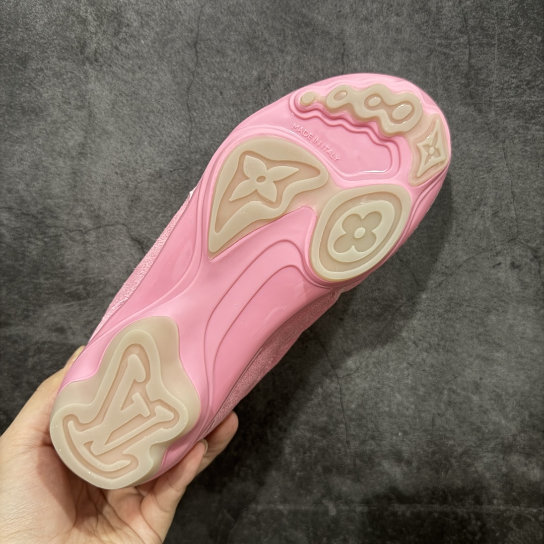 图片[9]-【莞产渠道礼盒版】Louis Vuitton LV Footprint 25ss 新款 情侣同款足球鞋休闲运动鞋 莞顶品质 市面最高版 正确细节 原版1：1对版开发 细节 卡色 材料均与原版一致 高清洁度裁边 头层小牛皮 翻毛系列走线处正确雾面效果 正确字体颜色 正确大底卡色 内里柔软小牛皮 质感满分💯 注意区分市场通货版本💪🏻 这款 Footprint Soccer 运动鞋于2025春夏系列时装展中亮相，是Pharrell Williams 首次以足球鞋为灵感设计的运动鞋。 鞋款的灵感来自跨越世代和文化的足球运动，呼应2025春夏系列 时装展团结一致、全民参与的主题。鞋款以流丽的设计著称，侧面以富动感的IV Initials标志点缀 鞋舌缀有灵感来自足球队伍的Lvers United徽章，而脚掌纹橡胶鞋底饰有多款路易威登标志 时髦休闲穿搭 时尚界的弄潮儿 面料：进口麂皮 内里：羊皮内里 大底：原版开模大底 尺码：35-46(46定做）-选品中心