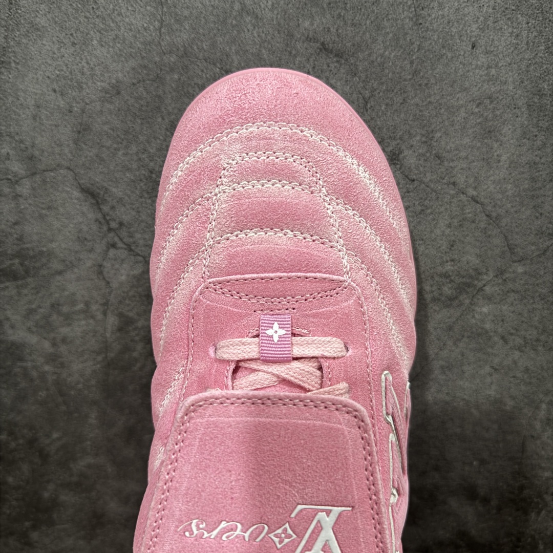 图片[5]-【莞产渠道礼盒版】Louis Vuitton LV Footprint 25ss 新款 情侣同款足球鞋休闲运动鞋 莞顶品质 市面最高版 正确细节 原版1：1对版开发 细节 卡色 材料均与原版一致 高清洁度裁边 头层小牛皮 翻毛系列走线处正确雾面效果 正确字体颜色 正确大底卡色 内里柔软小牛皮 质感满分💯 注意区分市场通货版本💪🏻 这款 Footprint Soccer 运动鞋于2025春夏系列时装展中亮相，是Pharrell Williams 首次以足球鞋为灵感设计的运动鞋。 鞋款的灵感来自跨越世代和文化的足球运动，呼应2025春夏系列 时装展团结一致、全民参与的主题。鞋款以流丽的设计著称，侧面以富动感的IV Initials标志点缀 鞋舌缀有灵感来自足球队伍的Lvers United徽章，而脚掌纹橡胶鞋底饰有多款路易威登标志 时髦休闲穿搭 时尚界的弄潮儿 面料：进口麂皮 内里：羊皮内里 大底：原版开模大底 尺码：35-46(46定做）-选品中心