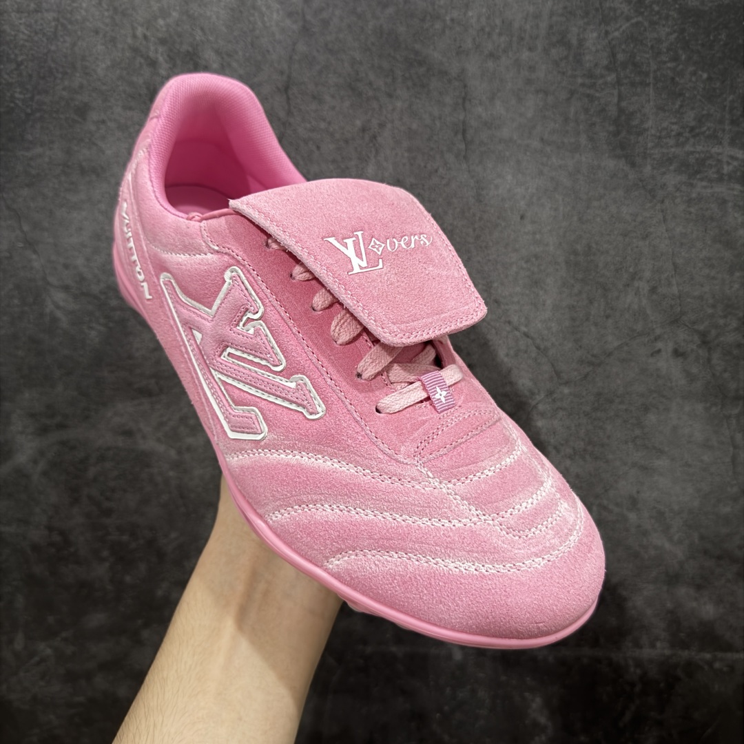 图片[3]-【莞产渠道礼盒版】Louis Vuitton LV Footprint 25ss 新款 情侣同款足球鞋休闲运动鞋 莞顶品质 市面最高版 正确细节 原版1：1对版开发 细节 卡色 材料均与原版一致 高清洁度裁边 头层小牛皮 翻毛系列走线处正确雾面效果 正确字体颜色 正确大底卡色 内里柔软小牛皮 质感满分💯 注意区分市场通货版本💪🏻 这款 Footprint Soccer 运动鞋于2025春夏系列时装展中亮相，是Pharrell Williams 首次以足球鞋为灵感设计的运动鞋。 鞋款的灵感来自跨越世代和文化的足球运动，呼应2025春夏系列 时装展团结一致、全民参与的主题。鞋款以流丽的设计著称，侧面以富动感的IV Initials标志点缀 鞋舌缀有灵感来自足球队伍的Lvers United徽章，而脚掌纹橡胶鞋底饰有多款路易威登标志 时髦休闲穿搭 时尚界的弄潮儿 面料：进口麂皮 内里：羊皮内里 大底：原版开模大底 尺码：35-46(46定做）-选品中心