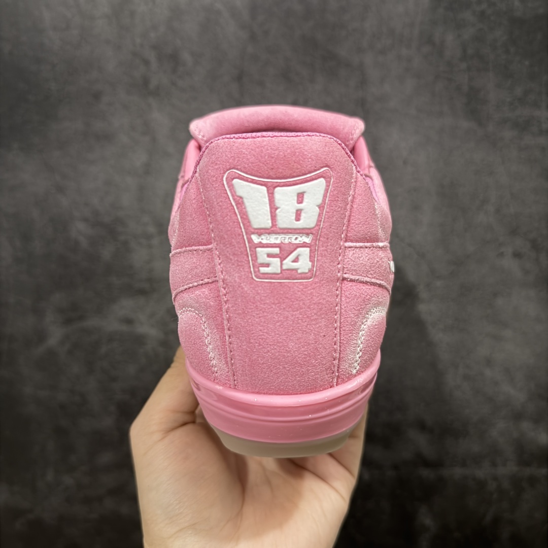 图片[4]-【莞产渠道礼盒版】Louis Vuitton LV Footprint 25ss 新款 情侣同款足球鞋休闲运动鞋 莞顶品质 市面最高版 正确细节 原版1：1对版开发 细节 卡色 材料均与原版一致 高清洁度裁边 头层小牛皮 翻毛系列走线处正确雾面效果 正确字体颜色 正确大底卡色 内里柔软小牛皮 质感满分💯 注意区分市场通货版本💪🏻 这款 Footprint Soccer 运动鞋于2025春夏系列时装展中亮相，是Pharrell Williams 首次以足球鞋为灵感设计的运动鞋。 鞋款的灵感来自跨越世代和文化的足球运动，呼应2025春夏系列 时装展团结一致、全民参与的主题。鞋款以流丽的设计著称，侧面以富动感的IV Initials标志点缀 鞋舌缀有灵感来自足球队伍的Lvers United徽章，而脚掌纹橡胶鞋底饰有多款路易威登标志 时髦休闲穿搭 时尚界的弄潮儿 面料：进口麂皮 内里：羊皮内里 大底：原版开模大底 尺码：35-46(46定做）-选品中心