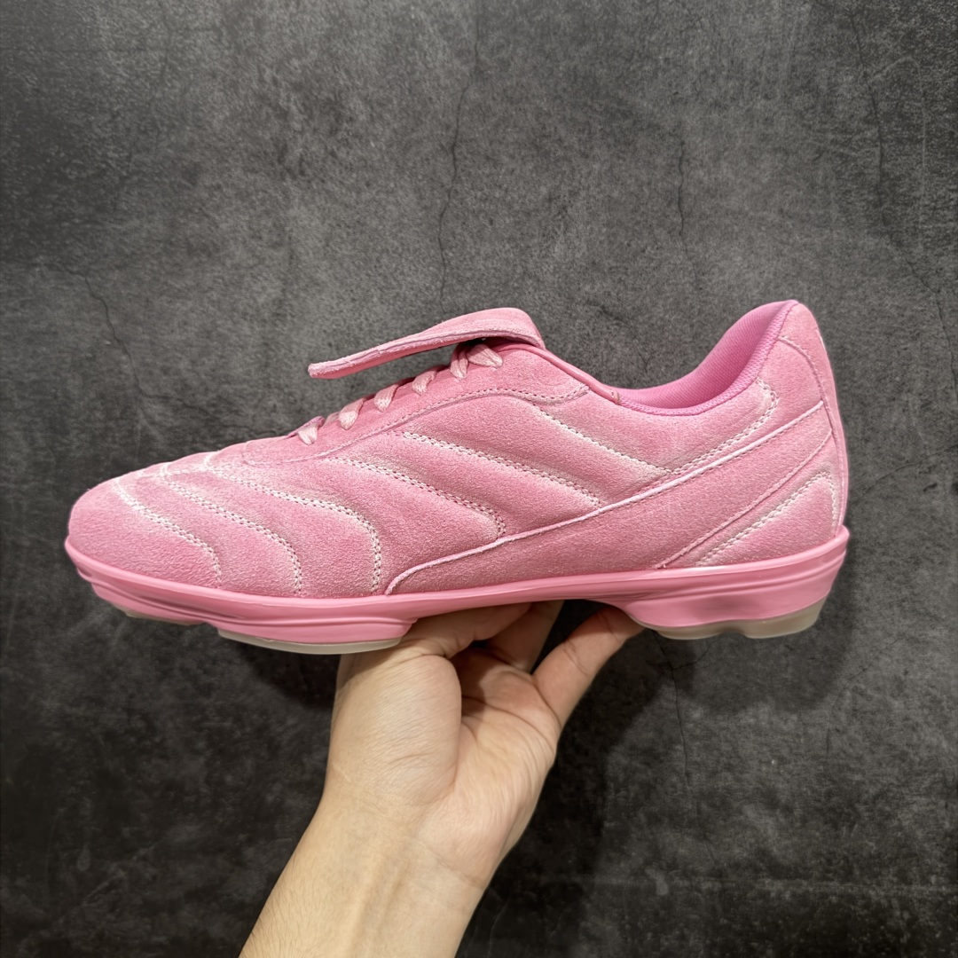 图片[2]-【莞产渠道礼盒版】Louis Vuitton LV Footprint 25ss 新款 情侣同款足球鞋休闲运动鞋 莞顶品质 市面最高版 正确细节 原版1：1对版开发 细节 卡色 材料均与原版一致 高清洁度裁边 头层小牛皮 翻毛系列走线处正确雾面效果 正确字体颜色 正确大底卡色 内里柔软小牛皮 质感满分💯 注意区分市场通货版本💪🏻 这款 Footprint Soccer 运动鞋于2025春夏系列时装展中亮相，是Pharrell Williams 首次以足球鞋为灵感设计的运动鞋。 鞋款的灵感来自跨越世代和文化的足球运动，呼应2025春夏系列 时装展团结一致、全民参与的主题。鞋款以流丽的设计著称，侧面以富动感的IV Initials标志点缀 鞋舌缀有灵感来自足球队伍的Lvers United徽章，而脚掌纹橡胶鞋底饰有多款路易威登标志 时髦休闲穿搭 时尚界的弄潮儿 面料：进口麂皮 内里：羊皮内里 大底：原版开模大底 尺码：35-46(46定做）-选品中心