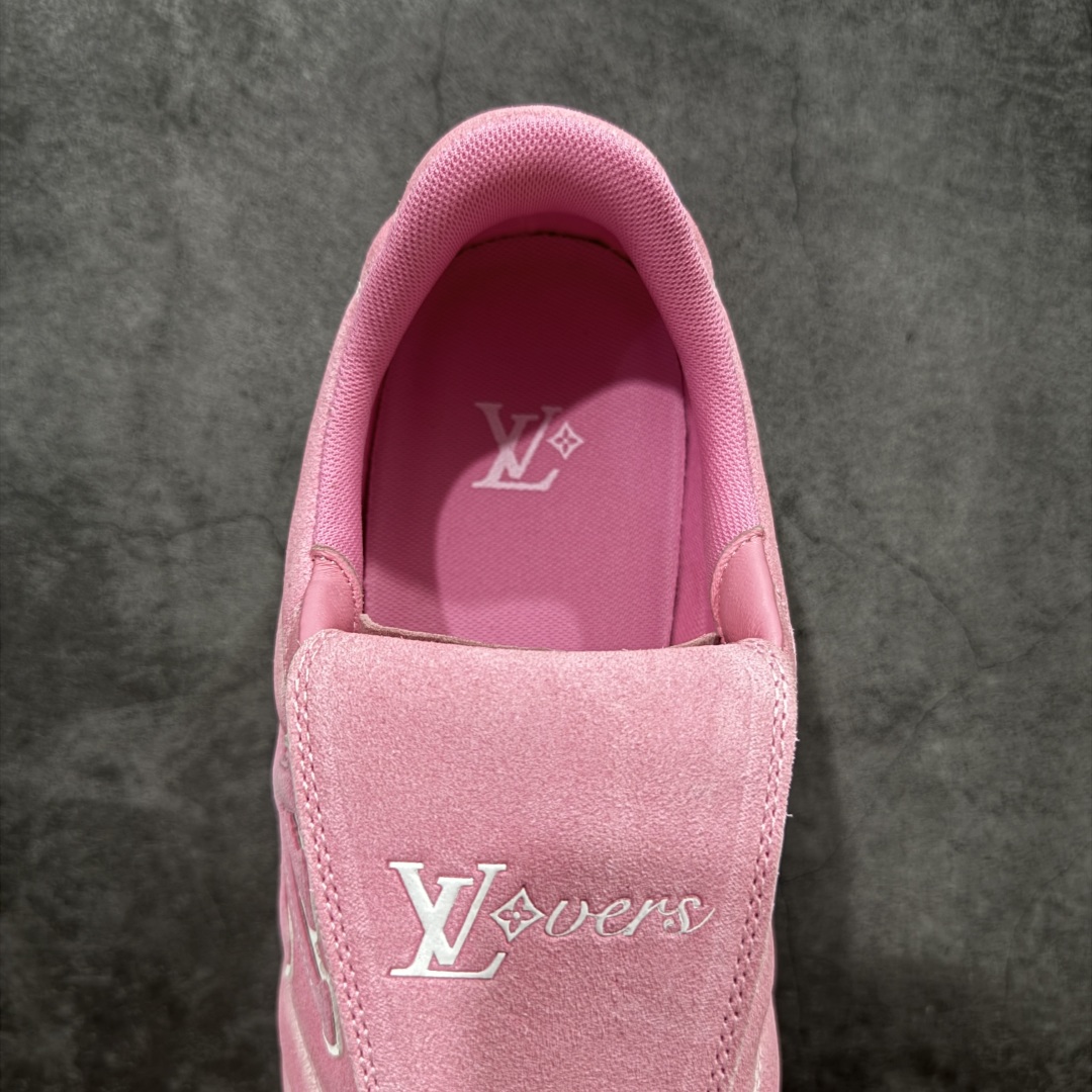 图片[8]-【莞产渠道礼盒版】Louis Vuitton LV Footprint 25ss 新款 情侣同款足球鞋休闲运动鞋 莞顶品质 市面最高版 正确细节 原版1：1对版开发 细节 卡色 材料均与原版一致 高清洁度裁边 头层小牛皮 翻毛系列走线处正确雾面效果 正确字体颜色 正确大底卡色 内里柔软小牛皮 质感满分💯 注意区分市场通货版本💪🏻 这款 Footprint Soccer 运动鞋于2025春夏系列时装展中亮相，是Pharrell Williams 首次以足球鞋为灵感设计的运动鞋。 鞋款的灵感来自跨越世代和文化的足球运动，呼应2025春夏系列 时装展团结一致、全民参与的主题。鞋款以流丽的设计著称，侧面以富动感的IV Initials标志点缀 鞋舌缀有灵感来自足球队伍的Lvers United徽章，而脚掌纹橡胶鞋底饰有多款路易威登标志 时髦休闲穿搭 时尚界的弄潮儿 面料：进口麂皮 内里：羊皮内里 大底：原版开模大底 尺码：35-46(46定做）-选品中心