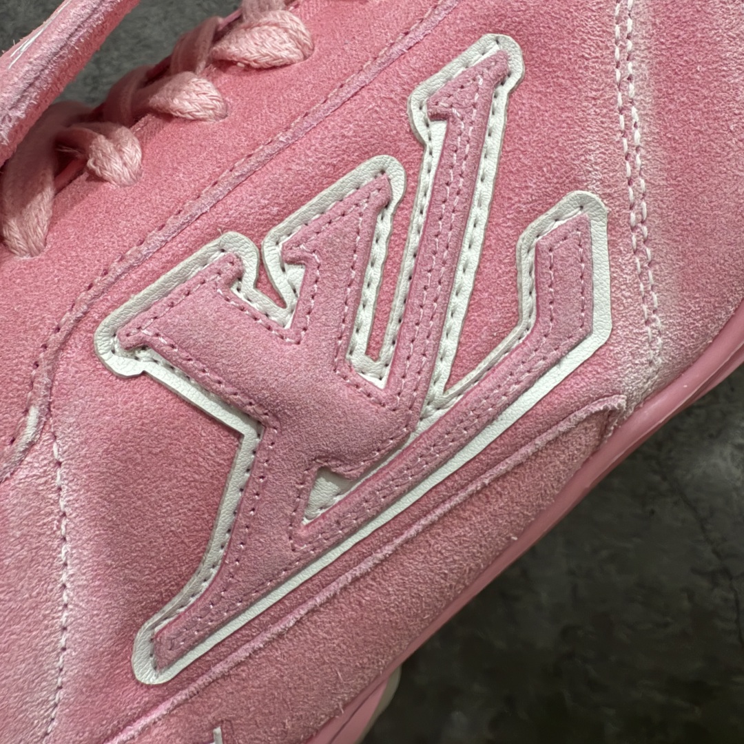 图片[4]-【莞产渠道礼盒版】Louis Vuitton LV Footprint 25ss 新款 情侣同款足球鞋休闲运动鞋 莞顶品质 市面最高版 正确细节 原版1：1对版开发 细节 卡色 材料均与原版一致 高清洁度裁边 头层小牛皮 翻毛系列走线处正确雾面效果 正确字体颜色 正确大底卡色 内里柔软小牛皮 质感满分💯 注意区分市场通货版本💪🏻 这款 Footprint Soccer 运动鞋于2025春夏系列时装展中亮相，是Pharrell Williams 首次以足球鞋为灵感设计的运动鞋。 鞋款的灵感来自跨越世代和文化的足球运动，呼应2025春夏系列 时装展团结一致、全民参与的主题。鞋款以流丽的设计著称，侧面以富动感的IV Initials标志点缀 鞋舌缀有灵感来自足球队伍的Lvers United徽章，而脚掌纹橡胶鞋底饰有多款路易威登标志 时髦休闲穿搭 时尚界的弄潮儿 面料：进口麂皮 内里：羊皮内里 大底：原版开模大底 尺码：35-46(46定做）-选品中心