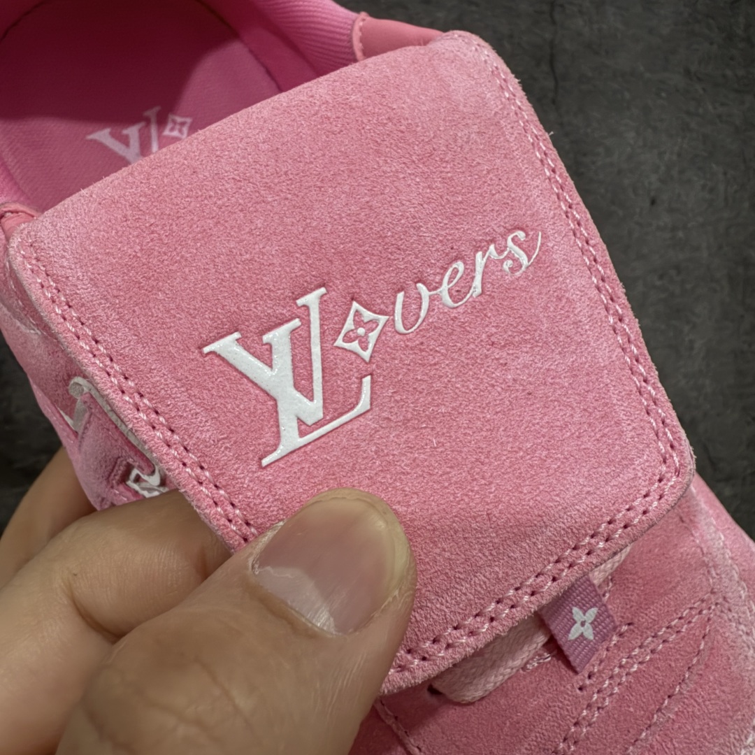 图片[7]-【莞产渠道礼盒版】Louis Vuitton LV Footprint 25ss 新款 情侣同款足球鞋休闲运动鞋 莞顶品质 市面最高版 正确细节 原版1：1对版开发 细节 卡色 材料均与原版一致 高清洁度裁边 头层小牛皮 翻毛系列走线处正确雾面效果 正确字体颜色 正确大底卡色 内里柔软小牛皮 质感满分💯 注意区分市场通货版本💪🏻 这款 Footprint Soccer 运动鞋于2025春夏系列时装展中亮相，是Pharrell Williams 首次以足球鞋为灵感设计的运动鞋。 鞋款的灵感来自跨越世代和文化的足球运动，呼应2025春夏系列 时装展团结一致、全民参与的主题。鞋款以流丽的设计著称，侧面以富动感的IV Initials标志点缀 鞋舌缀有灵感来自足球队伍的Lvers United徽章，而脚掌纹橡胶鞋底饰有多款路易威登标志 时髦休闲穿搭 时尚界的弄潮儿 面料：进口麂皮 内里：羊皮内里 大底：原版开模大底 尺码：35-46(46定做）-选品中心