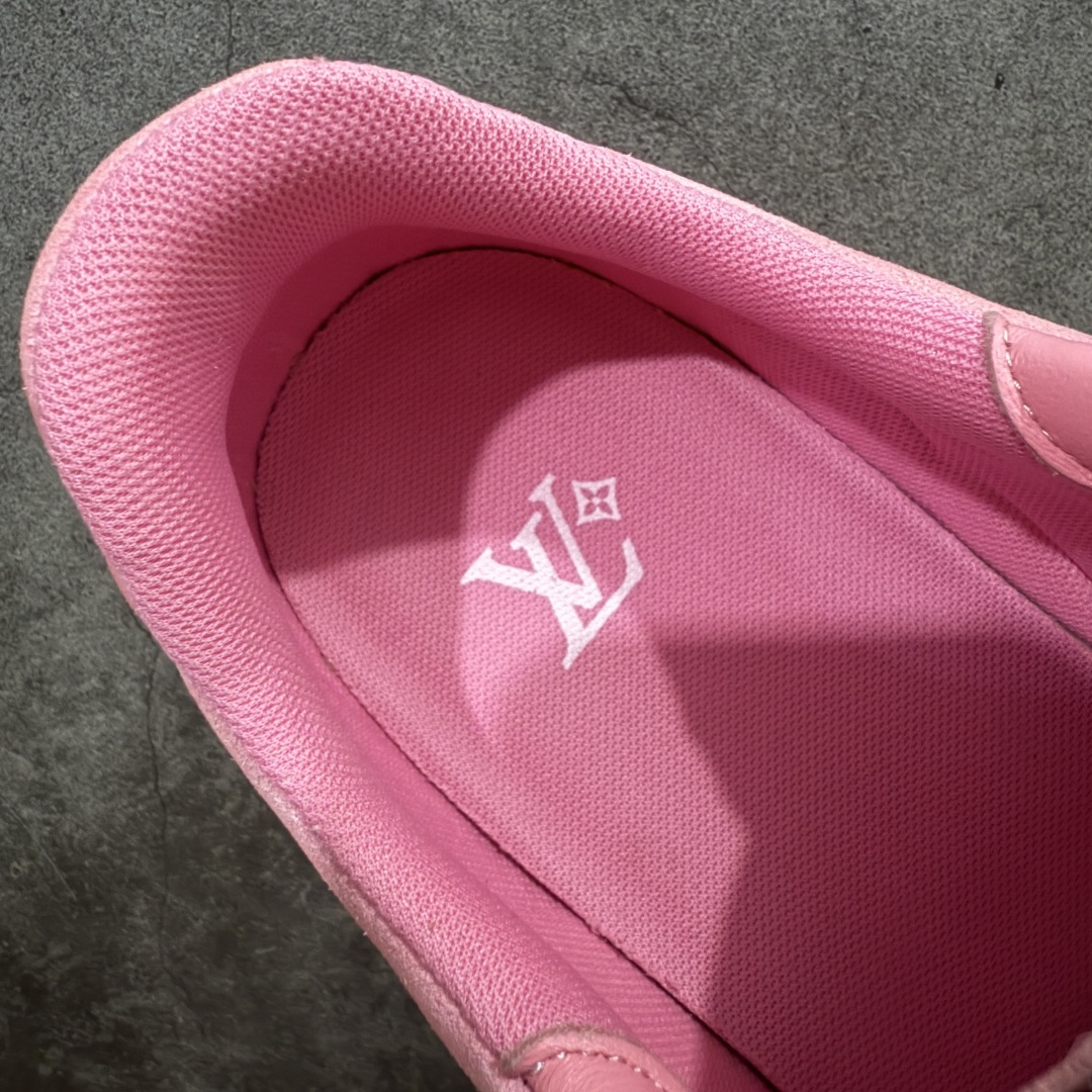 图片[9]-【莞产渠道礼盒版】Louis Vuitton LV Footprint 25ss 新款 情侣同款足球鞋休闲运动鞋 莞顶品质 市面最高版 正确细节 原版1：1对版开发 细节 卡色 材料均与原版一致 高清洁度裁边 头层小牛皮 翻毛系列走线处正确雾面效果 正确字体颜色 正确大底卡色 内里柔软小牛皮 质感满分💯 注意区分市场通货版本💪🏻 这款 Footprint Soccer 运动鞋于2025春夏系列时装展中亮相，是Pharrell Williams 首次以足球鞋为灵感设计的运动鞋。 鞋款的灵感来自跨越世代和文化的足球运动，呼应2025春夏系列 时装展团结一致、全民参与的主题。鞋款以流丽的设计著称，侧面以富动感的IV Initials标志点缀 鞋舌缀有灵感来自足球队伍的Lvers United徽章，而脚掌纹橡胶鞋底饰有多款路易威登标志 时髦休闲穿搭 时尚界的弄潮儿 面料：进口麂皮 内里：羊皮内里 大底：原版开模大底 尺码：35-46(46定做）-选品中心