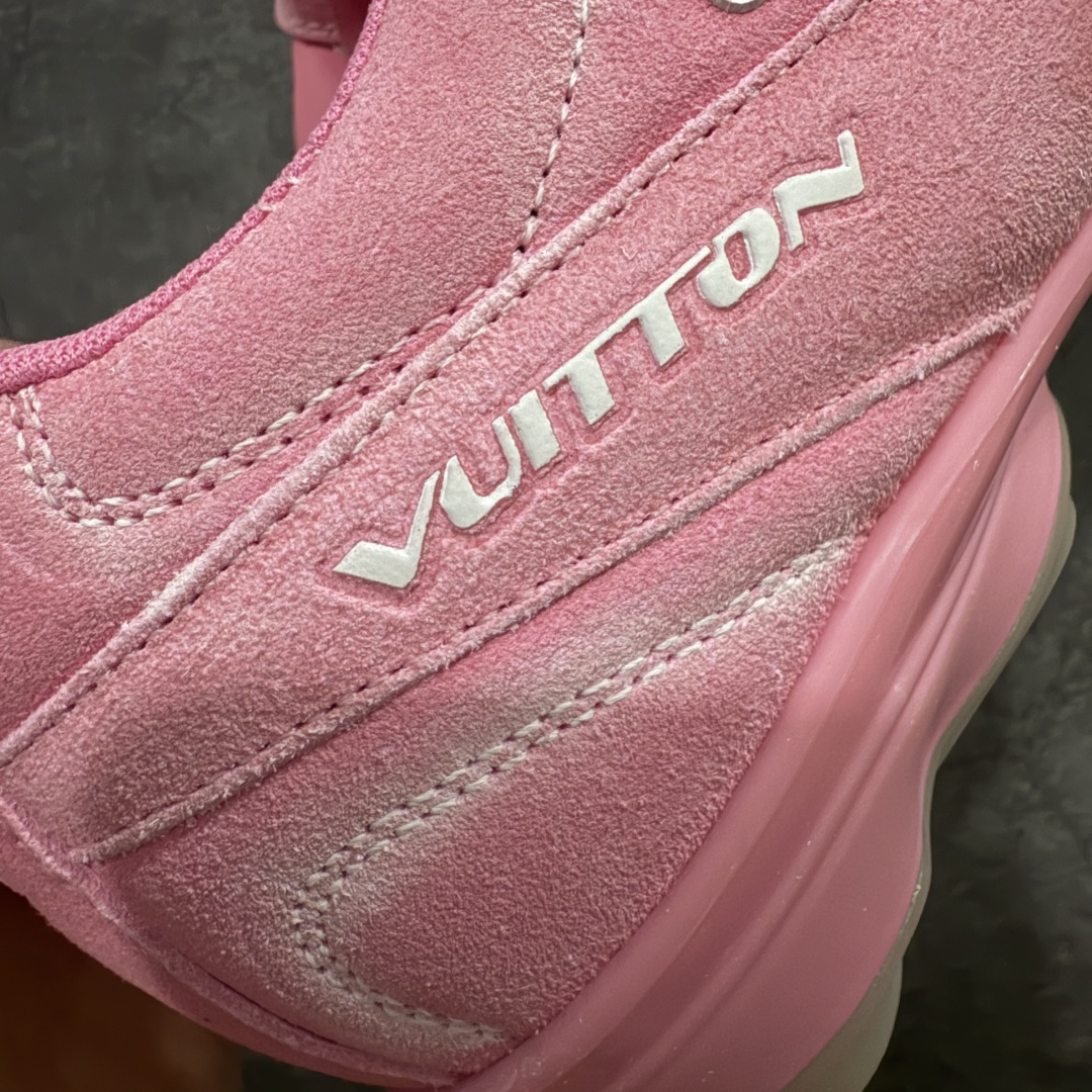 图片[3]-【莞产渠道礼盒版】Louis Vuitton LV Footprint 25ss 新款 情侣同款足球鞋休闲运动鞋 莞顶品质 市面最高版 正确细节 原版1：1对版开发 细节 卡色 材料均与原版一致 高清洁度裁边 头层小牛皮 翻毛系列走线处正确雾面效果 正确字体颜色 正确大底卡色 内里柔软小牛皮 质感满分💯 注意区分市场通货版本💪🏻 这款 Footprint Soccer 运动鞋于2025春夏系列时装展中亮相，是Pharrell Williams 首次以足球鞋为灵感设计的运动鞋。 鞋款的灵感来自跨越世代和文化的足球运动，呼应2025春夏系列 时装展团结一致、全民参与的主题。鞋款以流丽的设计著称，侧面以富动感的IV Initials标志点缀 鞋舌缀有灵感来自足球队伍的Lvers United徽章，而脚掌纹橡胶鞋底饰有多款路易威登标志 时髦休闲穿搭 时尚界的弄潮儿 面料：进口麂皮 内里：羊皮内里 大底：原版开模大底 尺码：35-46(46定做）-选品中心