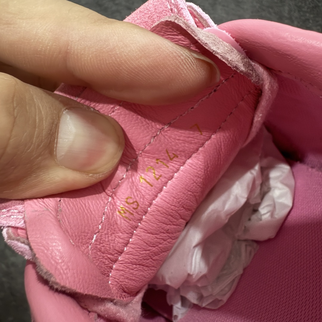 图片[8]-【莞产渠道礼盒版】Louis Vuitton LV Footprint 25ss 新款 情侣同款足球鞋休闲运动鞋 莞顶品质 市面最高版 正确细节 原版1：1对版开发 细节 卡色 材料均与原版一致 高清洁度裁边 头层小牛皮 翻毛系列走线处正确雾面效果 正确字体颜色 正确大底卡色 内里柔软小牛皮 质感满分💯 注意区分市场通货版本💪🏻 这款 Footprint Soccer 运动鞋于2025春夏系列时装展中亮相，是Pharrell Williams 首次以足球鞋为灵感设计的运动鞋。 鞋款的灵感来自跨越世代和文化的足球运动，呼应2025春夏系列 时装展团结一致、全民参与的主题。鞋款以流丽的设计著称，侧面以富动感的IV Initials标志点缀 鞋舌缀有灵感来自足球队伍的Lvers United徽章，而脚掌纹橡胶鞋底饰有多款路易威登标志 时髦休闲穿搭 时尚界的弄潮儿 面料：进口麂皮 内里：羊皮内里 大底：原版开模大底 尺码：35-46(46定做）-选品中心