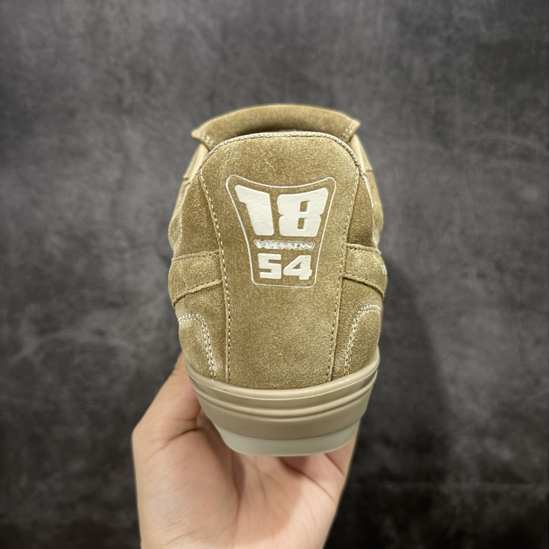 图片[4]-【莞产渠道礼盒版】Louis Vuitton LV Footprint 25ss 新款 情侣同款足球鞋休闲运动鞋 莞顶品质 市面最高版 正确细节 原版1：1对版开发 细节 卡色 材料均与原版一致 高清洁度裁边 头层小牛皮 翻毛系列走线处正确雾面效果 正确字体颜色 正确大底卡色 内里柔软小牛皮 质感满分💯 注意区分市场通货版本💪🏻 这款 Footprint Soccer 运动鞋于2025春夏系列时装展中亮相，是Pharrell Williams 首次以足球鞋为灵感设计的运动鞋。 鞋款的灵感来自跨越世代和文化的足球运动，呼应2025春夏系列 时装展团结一致、全民参与的主题。鞋款以流丽的设计著称，侧面以富动感的IV Initials标志点缀 鞋舌缀有灵感来自足球队伍的Lvers United徽章，而脚掌纹橡胶鞋底饰有多款路易威登标志 时髦休闲穿搭 时尚界的弄潮儿 面料：进口麂皮 内里：羊皮内里 大底：原版开模大底 尺码：35-46(46定做）-选品中心