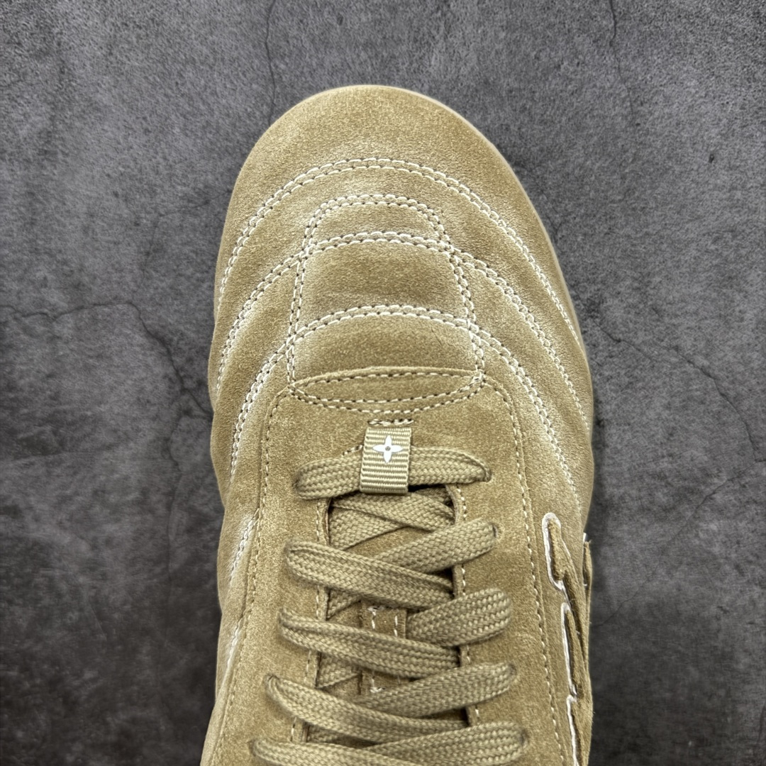 图片[6]-【莞产渠道礼盒版】Louis Vuitton LV Footprint 25ss 新款 情侣同款足球鞋休闲运动鞋 莞顶品质 市面最高版 正确细节 原版1：1对版开发 细节 卡色 材料均与原版一致 高清洁度裁边 头层小牛皮 翻毛系列走线处正确雾面效果 正确字体颜色 正确大底卡色 内里柔软小牛皮 质感满分💯 注意区分市场通货版本💪🏻 这款 Footprint Soccer 运动鞋于2025春夏系列时装展中亮相，是Pharrell Williams 首次以足球鞋为灵感设计的运动鞋。 鞋款的灵感来自跨越世代和文化的足球运动，呼应2025春夏系列 时装展团结一致、全民参与的主题。鞋款以流丽的设计著称，侧面以富动感的IV Initials标志点缀 鞋舌缀有灵感来自足球队伍的Lvers United徽章，而脚掌纹橡胶鞋底饰有多款路易威登标志 时髦休闲穿搭 时尚界的弄潮儿 面料：进口麂皮 内里：羊皮内里 大底：原版开模大底 尺码：35-46(46定做）-选品中心