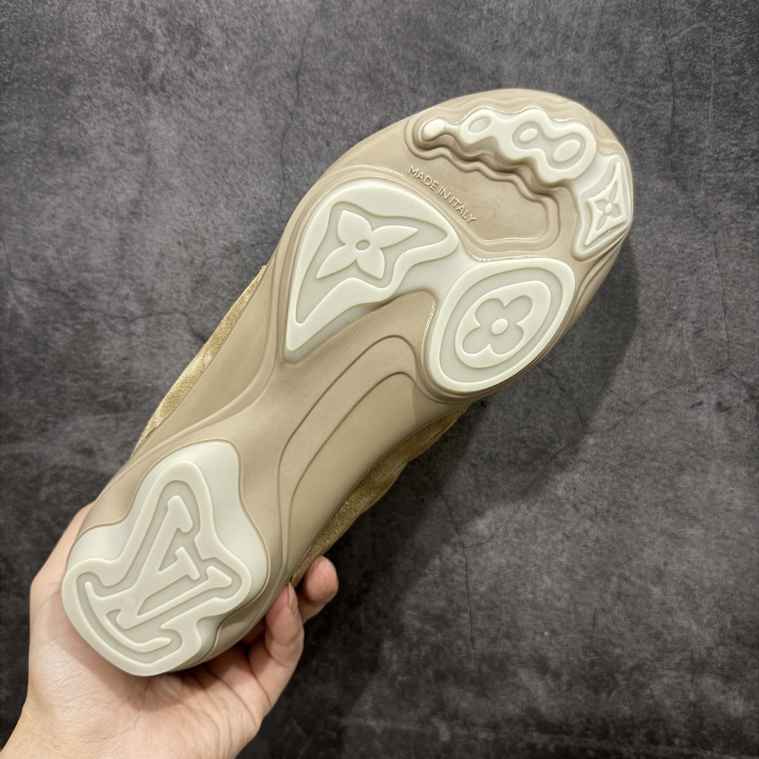 图片[9]-【莞产渠道礼盒版】Louis Vuitton LV Footprint 25ss 新款 情侣同款足球鞋休闲运动鞋 莞顶品质 市面最高版 正确细节 原版1：1对版开发 细节 卡色 材料均与原版一致 高清洁度裁边 头层小牛皮 翻毛系列走线处正确雾面效果 正确字体颜色 正确大底卡色 内里柔软小牛皮 质感满分💯 注意区分市场通货版本💪🏻 这款 Footprint Soccer 运动鞋于2025春夏系列时装展中亮相，是Pharrell Williams 首次以足球鞋为灵感设计的运动鞋。 鞋款的灵感来自跨越世代和文化的足球运动，呼应2025春夏系列 时装展团结一致、全民参与的主题。鞋款以流丽的设计著称，侧面以富动感的IV Initials标志点缀 鞋舌缀有灵感来自足球队伍的Lvers United徽章，而脚掌纹橡胶鞋底饰有多款路易威登标志 时髦休闲穿搭 时尚界的弄潮儿 面料：进口麂皮 内里：羊皮内里 大底：原版开模大底 尺码：35-46(46定做）-选品中心