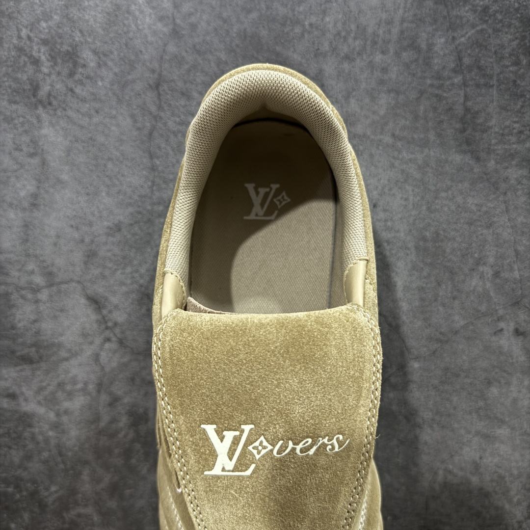 图片[8]-【莞产渠道礼盒版】Louis Vuitton LV Footprint 25ss 新款 情侣同款足球鞋休闲运动鞋 莞顶品质 市面最高版 正确细节 原版1：1对版开发 细节 卡色 材料均与原版一致 高清洁度裁边 头层小牛皮 翻毛系列走线处正确雾面效果 正确字体颜色 正确大底卡色 内里柔软小牛皮 质感满分💯 注意区分市场通货版本💪🏻 这款 Footprint Soccer 运动鞋于2025春夏系列时装展中亮相，是Pharrell Williams 首次以足球鞋为灵感设计的运动鞋。 鞋款的灵感来自跨越世代和文化的足球运动，呼应2025春夏系列 时装展团结一致、全民参与的主题。鞋款以流丽的设计著称，侧面以富动感的IV Initials标志点缀 鞋舌缀有灵感来自足球队伍的Lvers United徽章，而脚掌纹橡胶鞋底饰有多款路易威登标志 时髦休闲穿搭 时尚界的弄潮儿 面料：进口麂皮 内里：羊皮内里 大底：原版开模大底 尺码：35-46(46定做）-选品中心