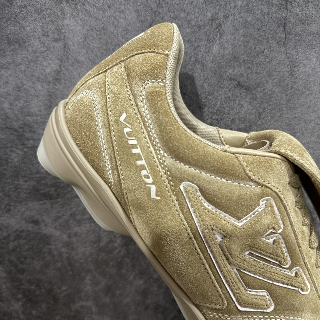 图片[7]-【莞产渠道礼盒版】Louis Vuitton LV Footprint 25ss 新款 情侣同款足球鞋休闲运动鞋 莞顶品质 市面最高版 正确细节 原版1：1对版开发 细节 卡色 材料均与原版一致 高清洁度裁边 头层小牛皮 翻毛系列走线处正确雾面效果 正确字体颜色 正确大底卡色 内里柔软小牛皮 质感满分💯 注意区分市场通货版本💪🏻 这款 Footprint Soccer 运动鞋于2025春夏系列时装展中亮相，是Pharrell Williams 首次以足球鞋为灵感设计的运动鞋。 鞋款的灵感来自跨越世代和文化的足球运动，呼应2025春夏系列 时装展团结一致、全民参与的主题。鞋款以流丽的设计著称，侧面以富动感的IV Initials标志点缀 鞋舌缀有灵感来自足球队伍的Lvers United徽章，而脚掌纹橡胶鞋底饰有多款路易威登标志 时髦休闲穿搭 时尚界的弄潮儿 面料：进口麂皮 内里：羊皮内里 大底：原版开模大底 尺码：35-46(46定做）-选品中心