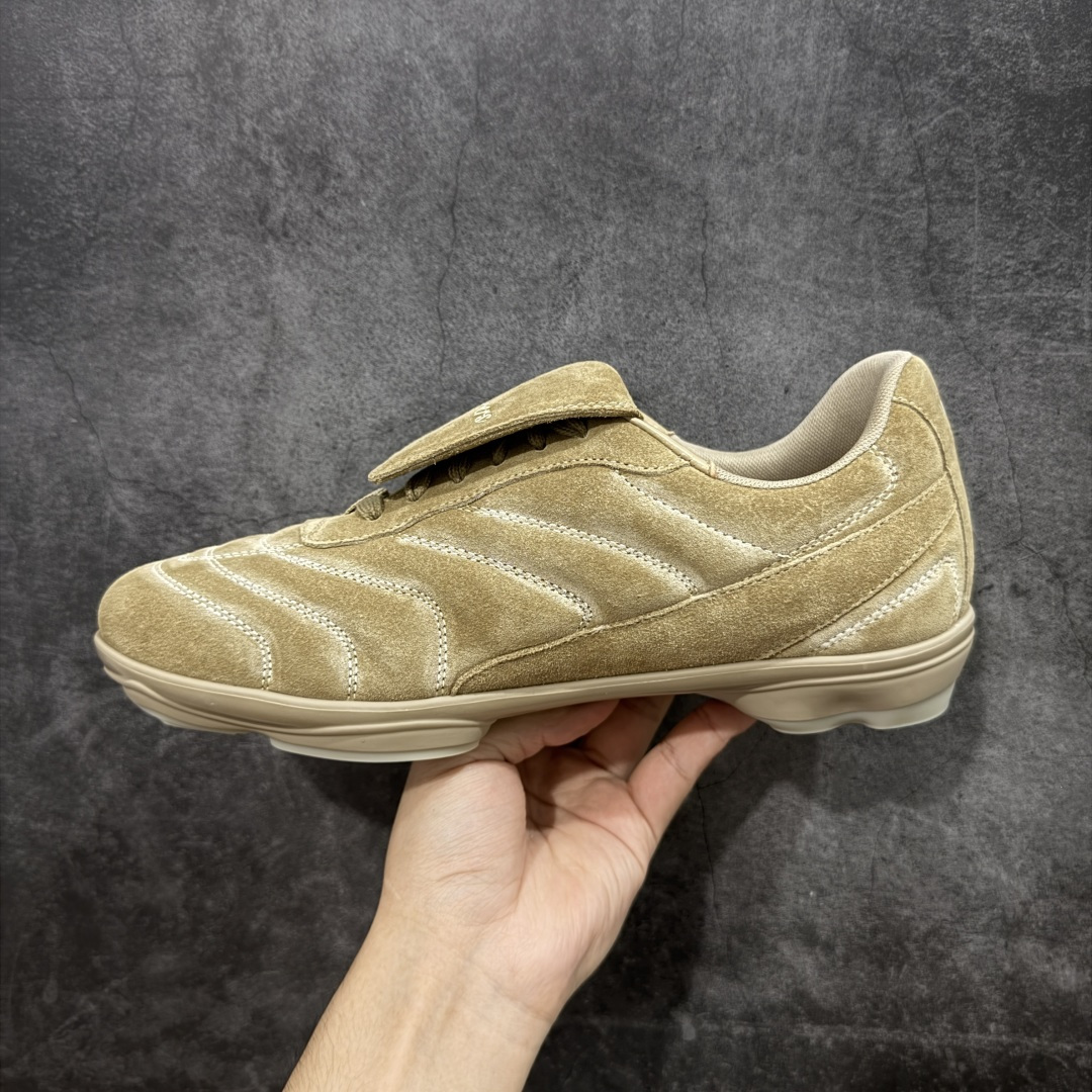 图片[2]-【莞产渠道礼盒版】Louis Vuitton LV Footprint 25ss 新款 情侣同款足球鞋休闲运动鞋 莞顶品质 市面最高版 正确细节 原版1：1对版开发 细节 卡色 材料均与原版一致 高清洁度裁边 头层小牛皮 翻毛系列走线处正确雾面效果 正确字体颜色 正确大底卡色 内里柔软小牛皮 质感满分💯 注意区分市场通货版本💪🏻 这款 Footprint Soccer 运动鞋于2025春夏系列时装展中亮相，是Pharrell Williams 首次以足球鞋为灵感设计的运动鞋。 鞋款的灵感来自跨越世代和文化的足球运动，呼应2025春夏系列 时装展团结一致、全民参与的主题。鞋款以流丽的设计著称，侧面以富动感的IV Initials标志点缀 鞋舌缀有灵感来自足球队伍的Lvers United徽章，而脚掌纹橡胶鞋底饰有多款路易威登标志 时髦休闲穿搭 时尚界的弄潮儿 面料：进口麂皮 内里：羊皮内里 大底：原版开模大底 尺码：35-46(46定做）-选品中心