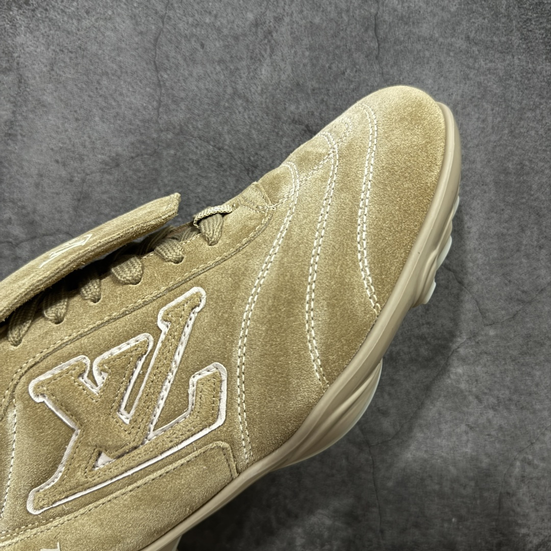 图片[5]-【莞产渠道礼盒版】Louis Vuitton LV Footprint 25ss 新款 情侣同款足球鞋休闲运动鞋 莞顶品质 市面最高版 正确细节 原版1：1对版开发 细节 卡色 材料均与原版一致 高清洁度裁边 头层小牛皮 翻毛系列走线处正确雾面效果 正确字体颜色 正确大底卡色 内里柔软小牛皮 质感满分💯 注意区分市场通货版本💪🏻 这款 Footprint Soccer 运动鞋于2025春夏系列时装展中亮相，是Pharrell Williams 首次以足球鞋为灵感设计的运动鞋。 鞋款的灵感来自跨越世代和文化的足球运动，呼应2025春夏系列 时装展团结一致、全民参与的主题。鞋款以流丽的设计著称，侧面以富动感的IV Initials标志点缀 鞋舌缀有灵感来自足球队伍的Lvers United徽章，而脚掌纹橡胶鞋底饰有多款路易威登标志 时髦休闲穿搭 时尚界的弄潮儿 面料：进口麂皮 内里：羊皮内里 大底：原版开模大底 尺码：35-46(46定做）-选品中心