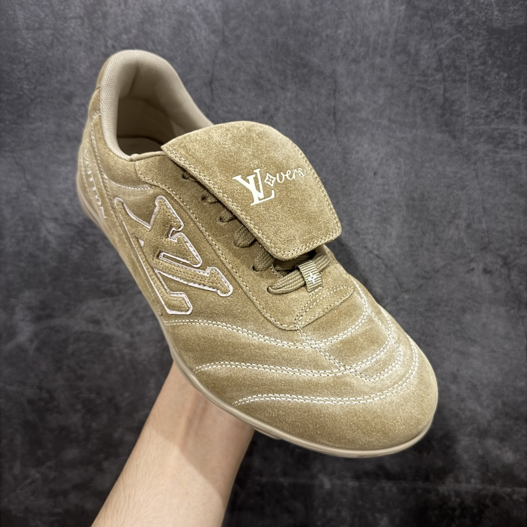 图片[3]-【莞产渠道礼盒版】Louis Vuitton LV Footprint 25ss 新款 情侣同款足球鞋休闲运动鞋 莞顶品质 市面最高版 正确细节 原版1：1对版开发 细节 卡色 材料均与原版一致 高清洁度裁边 头层小牛皮 翻毛系列走线处正确雾面效果 正确字体颜色 正确大底卡色 内里柔软小牛皮 质感满分💯 注意区分市场通货版本💪🏻 这款 Footprint Soccer 运动鞋于2025春夏系列时装展中亮相，是Pharrell Williams 首次以足球鞋为灵感设计的运动鞋。 鞋款的灵感来自跨越世代和文化的足球运动，呼应2025春夏系列 时装展团结一致、全民参与的主题。鞋款以流丽的设计著称，侧面以富动感的IV Initials标志点缀 鞋舌缀有灵感来自足球队伍的Lvers United徽章，而脚掌纹橡胶鞋底饰有多款路易威登标志 时髦休闲穿搭 时尚界的弄潮儿 面料：进口麂皮 内里：羊皮内里 大底：原版开模大底 尺码：35-46(46定做）-选品中心