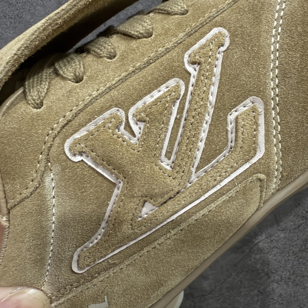 图片[4]-【莞产渠道礼盒版】Louis Vuitton LV Footprint 25ss 新款 情侣同款足球鞋休闲运动鞋 莞顶品质 市面最高版 正确细节 原版1：1对版开发 细节 卡色 材料均与原版一致 高清洁度裁边 头层小牛皮 翻毛系列走线处正确雾面效果 正确字体颜色 正确大底卡色 内里柔软小牛皮 质感满分💯 注意区分市场通货版本💪🏻 这款 Footprint Soccer 运动鞋于2025春夏系列时装展中亮相，是Pharrell Williams 首次以足球鞋为灵感设计的运动鞋。 鞋款的灵感来自跨越世代和文化的足球运动，呼应2025春夏系列 时装展团结一致、全民参与的主题。鞋款以流丽的设计著称，侧面以富动感的IV Initials标志点缀 鞋舌缀有灵感来自足球队伍的Lvers United徽章，而脚掌纹橡胶鞋底饰有多款路易威登标志 时髦休闲穿搭 时尚界的弄潮儿 面料：进口麂皮 内里：羊皮内里 大底：原版开模大底 尺码：35-46(46定做）-选品中心