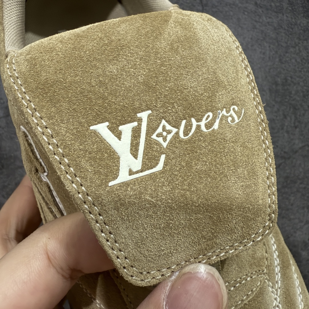 图片[7]-【莞产渠道礼盒版】Louis Vuitton LV Footprint 25ss 新款 情侣同款足球鞋休闲运动鞋 莞顶品质 市面最高版 正确细节 原版1：1对版开发 细节 卡色 材料均与原版一致 高清洁度裁边 头层小牛皮 翻毛系列走线处正确雾面效果 正确字体颜色 正确大底卡色 内里柔软小牛皮 质感满分💯 注意区分市场通货版本💪🏻 这款 Footprint Soccer 运动鞋于2025春夏系列时装展中亮相，是Pharrell Williams 首次以足球鞋为灵感设计的运动鞋。 鞋款的灵感来自跨越世代和文化的足球运动，呼应2025春夏系列 时装展团结一致、全民参与的主题。鞋款以流丽的设计著称，侧面以富动感的IV Initials标志点缀 鞋舌缀有灵感来自足球队伍的Lvers United徽章，而脚掌纹橡胶鞋底饰有多款路易威登标志 时髦休闲穿搭 时尚界的弄潮儿 面料：进口麂皮 内里：羊皮内里 大底：原版开模大底 尺码：35-46(46定做）-选品中心