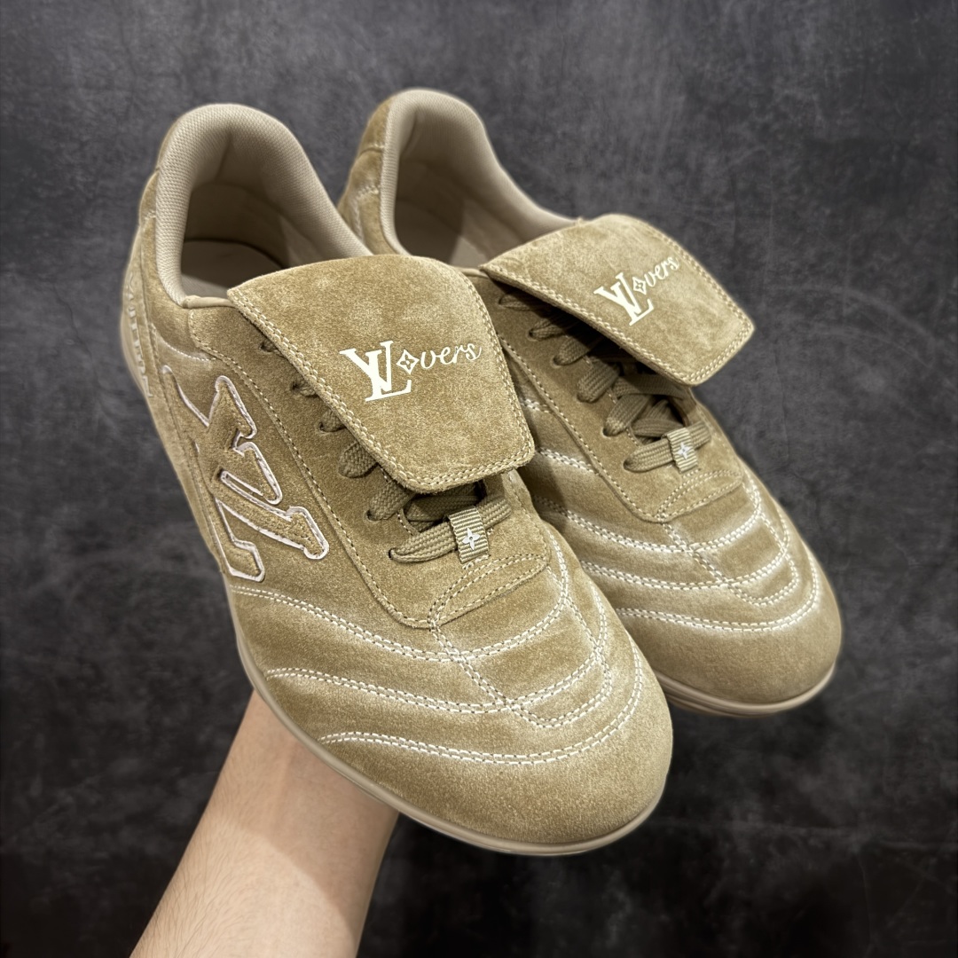 【莞产渠道礼盒版】Louis Vuitton LV Footprint 25ss 新款 情侣同款足球鞋休闲运动鞋 莞顶品质 市面最高版 正确细节 原版1:1对版开发 细节 卡色 材料均与原版一致 高清洁度裁边 头层小牛皮 翻毛系列走线处正确雾面效果 正确字体颜色 正确大底卡色 内里柔软小牛皮 质感满分💯 注意区分市场通货版本💪🏻 这款 Footprint Soccer 运动鞋于2025春夏系列时装展中亮相,是Pharrell Williams 首次以足球鞋为灵感设计的运动鞋。 鞋款的灵感来自跨越世代和文化的足球运动,呼应2025春夏系列 时装展团结一致、全民参与的主题。鞋款以流丽的设计著称,侧面以富动感的IV Initials标志点缀 鞋舌缀有灵感来自足球队伍的Lvers United徽章,而脚掌纹橡胶鞋底饰有多款路易威登标志 时髦休闲穿搭 时尚界的弄潮儿 面料:进口麂皮 内里:羊皮内里 大底:原版开模大底 尺码:35-46(46定做)-选品中心