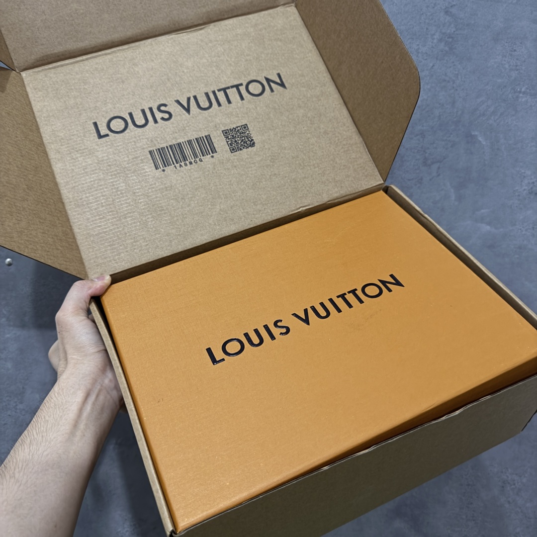 图片[11]-【莞产渠道礼盒版】Louis Vuitton LV Footprint 25ss 新款 情侣同款足球鞋休闲运动鞋 莞顶品质 市面最高版 正确细节 原版1：1对版开发 细节 卡色 材料均与原版一致 高清洁度裁边 头层小牛皮 翻毛系列走线处正确雾面效果 正确字体颜色 正确大底卡色 内里柔软小牛皮 质感满分💯 注意区分市场通货版本💪🏻 这款 Footprint Soccer 运动鞋于2025春夏系列时装展中亮相，是Pharrell Williams 首次以足球鞋为灵感设计的运动鞋。 鞋款的灵感来自跨越世代和文化的足球运动，呼应2025春夏系列 时装展团结一致、全民参与的主题。鞋款以流丽的设计著称，侧面以富动感的IV Initials标志点缀 鞋舌缀有灵感来自足球队伍的Lvers United徽章，而脚掌纹橡胶鞋底饰有多款路易威登标志 时髦休闲穿搭 时尚界的弄潮儿 面料：进口麂皮 内里：羊皮内里 大底：原版开模大底 尺码：35-46(46定做）-选品中心