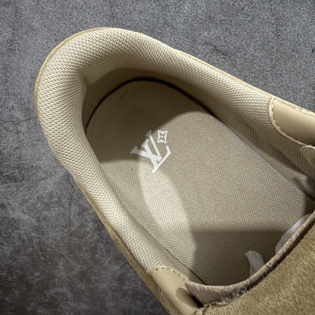 图片[9]-【莞产渠道礼盒版】Louis Vuitton LV Footprint 25ss 新款 情侣同款足球鞋休闲运动鞋 莞顶品质 市面最高版 正确细节 原版1：1对版开发 细节 卡色 材料均与原版一致 高清洁度裁边 头层小牛皮 翻毛系列走线处正确雾面效果 正确字体颜色 正确大底卡色 内里柔软小牛皮 质感满分💯 注意区分市场通货版本💪🏻 这款 Footprint Soccer 运动鞋于2025春夏系列时装展中亮相，是Pharrell Williams 首次以足球鞋为灵感设计的运动鞋。 鞋款的灵感来自跨越世代和文化的足球运动，呼应2025春夏系列 时装展团结一致、全民参与的主题。鞋款以流丽的设计著称，侧面以富动感的IV Initials标志点缀 鞋舌缀有灵感来自足球队伍的Lvers United徽章，而脚掌纹橡胶鞋底饰有多款路易威登标志 时髦休闲穿搭 时尚界的弄潮儿 面料：进口麂皮 内里：羊皮内里 大底：原版开模大底 尺码：35-46(46定做）-选品中心