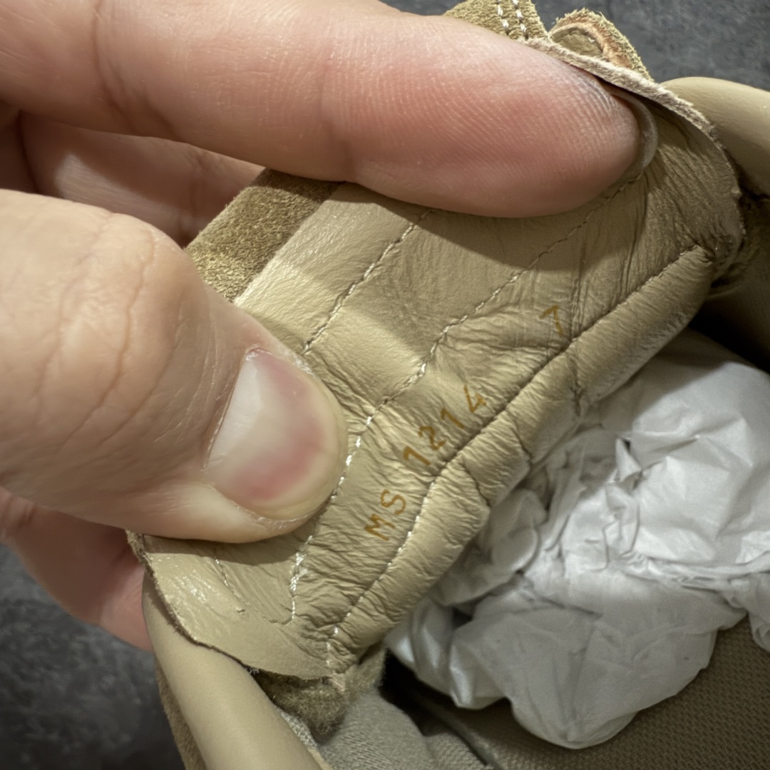 图片[8]-【莞产渠道礼盒版】Louis Vuitton LV Footprint 25ss 新款 情侣同款足球鞋休闲运动鞋 莞顶品质 市面最高版 正确细节 原版1：1对版开发 细节 卡色 材料均与原版一致 高清洁度裁边 头层小牛皮 翻毛系列走线处正确雾面效果 正确字体颜色 正确大底卡色 内里柔软小牛皮 质感满分💯 注意区分市场通货版本💪🏻 这款 Footprint Soccer 运动鞋于2025春夏系列时装展中亮相，是Pharrell Williams 首次以足球鞋为灵感设计的运动鞋。 鞋款的灵感来自跨越世代和文化的足球运动，呼应2025春夏系列 时装展团结一致、全民参与的主题。鞋款以流丽的设计著称，侧面以富动感的IV Initials标志点缀 鞋舌缀有灵感来自足球队伍的Lvers United徽章，而脚掌纹橡胶鞋底饰有多款路易威登标志 时髦休闲穿搭 时尚界的弄潮儿 面料：进口麂皮 内里：羊皮内里 大底：原版开模大底 尺码：35-46(46定做）-选品中心