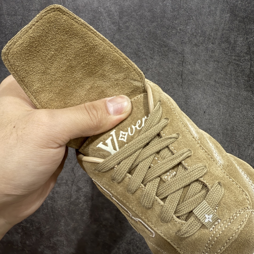 图片[6]-【莞产渠道礼盒版】Louis Vuitton LV Footprint 25ss 新款 情侣同款足球鞋休闲运动鞋 莞顶品质 市面最高版 正确细节 原版1：1对版开发 细节 卡色 材料均与原版一致 高清洁度裁边 头层小牛皮 翻毛系列走线处正确雾面效果 正确字体颜色 正确大底卡色 内里柔软小牛皮 质感满分💯 注意区分市场通货版本💪🏻 这款 Footprint Soccer 运动鞋于2025春夏系列时装展中亮相，是Pharrell Williams 首次以足球鞋为灵感设计的运动鞋。 鞋款的灵感来自跨越世代和文化的足球运动，呼应2025春夏系列 时装展团结一致、全民参与的主题。鞋款以流丽的设计著称，侧面以富动感的IV Initials标志点缀 鞋舌缀有灵感来自足球队伍的Lvers United徽章，而脚掌纹橡胶鞋底饰有多款路易威登标志 时髦休闲穿搭 时尚界的弄潮儿 面料：进口麂皮 内里：羊皮内里 大底：原版开模大底 尺码：35-46(46定做）-选品中心